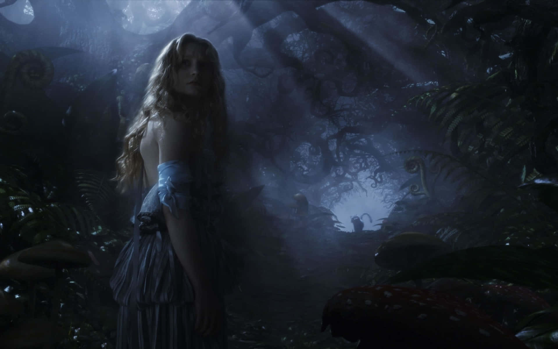 Alice Wonderland Aesthetic 桌布 壁紙 — 一位蒼白的女人穿著藍色連衣裙，站在一個有發光蘑菇和扭曲樹木的迷霧黑暗森林中。