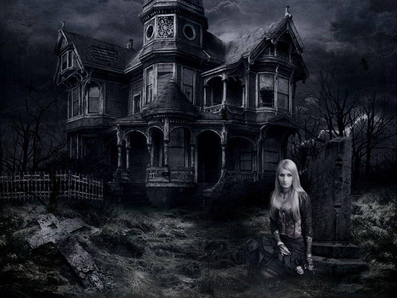 Haunted House Halloween 桌布 壁紙 — 一位蒼白的女人跪在一座破敗的維多利亞式大宅前，背景是暴風雨的夜空、光禿的樹木和墓碑。