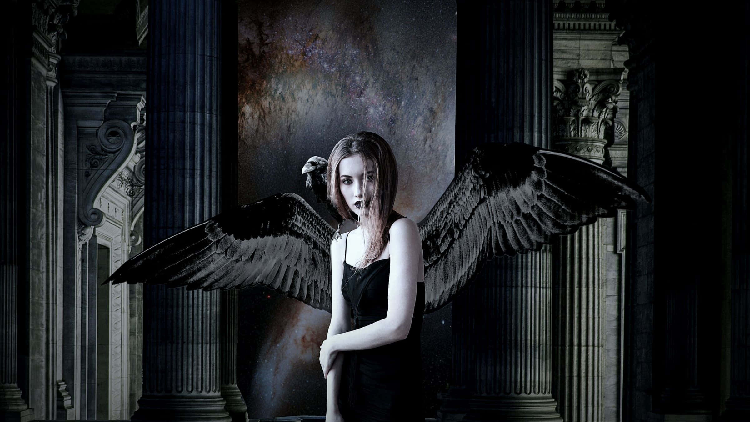 Goth 桌布 壁紙 — 一位蒼白的女人長著黑色羽毛翅膀，站在古老的石柱之間，背景是宇宙。