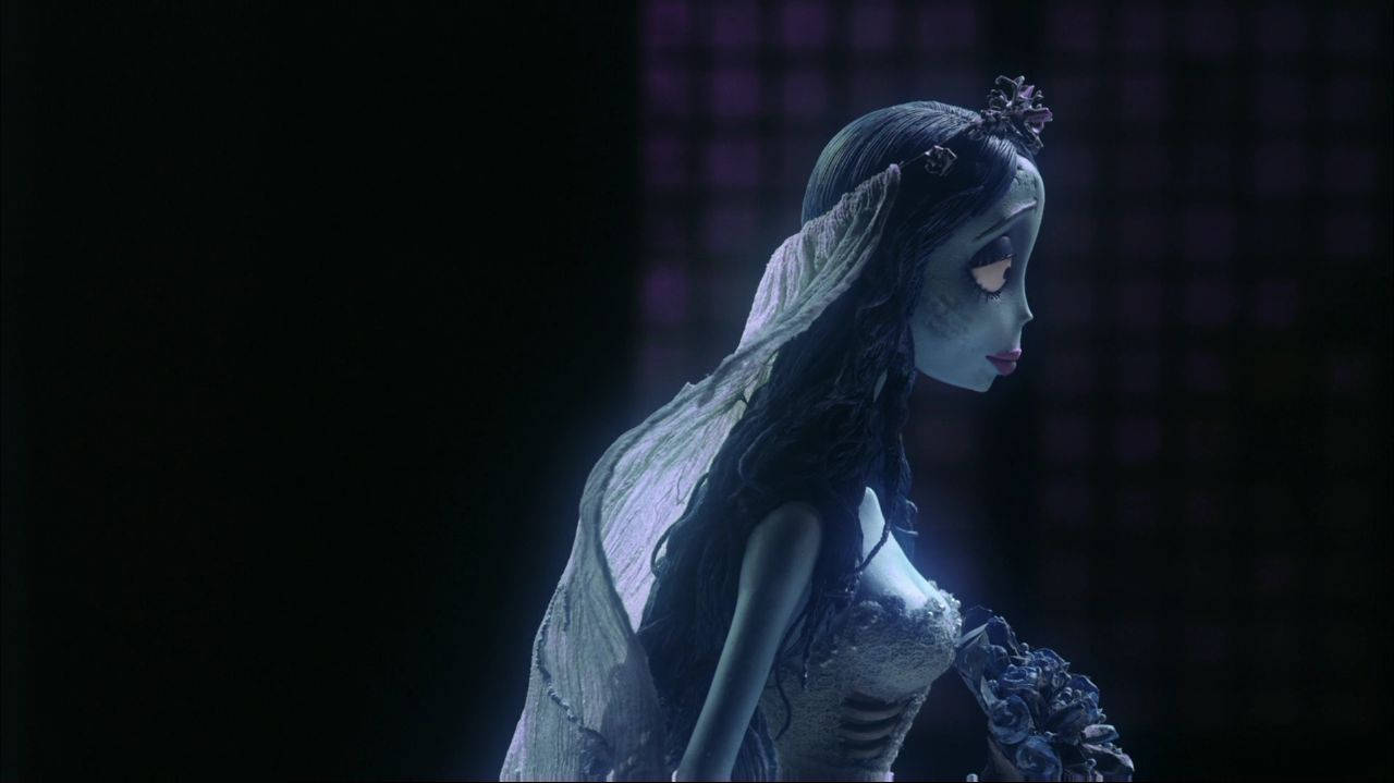 Bride 桌布 壁紙 — 一位蒼白的新娘，長著深色長髮，披著破爛的面紗，站在陰影的紫色光線中，她的骨骼形態微微發光。