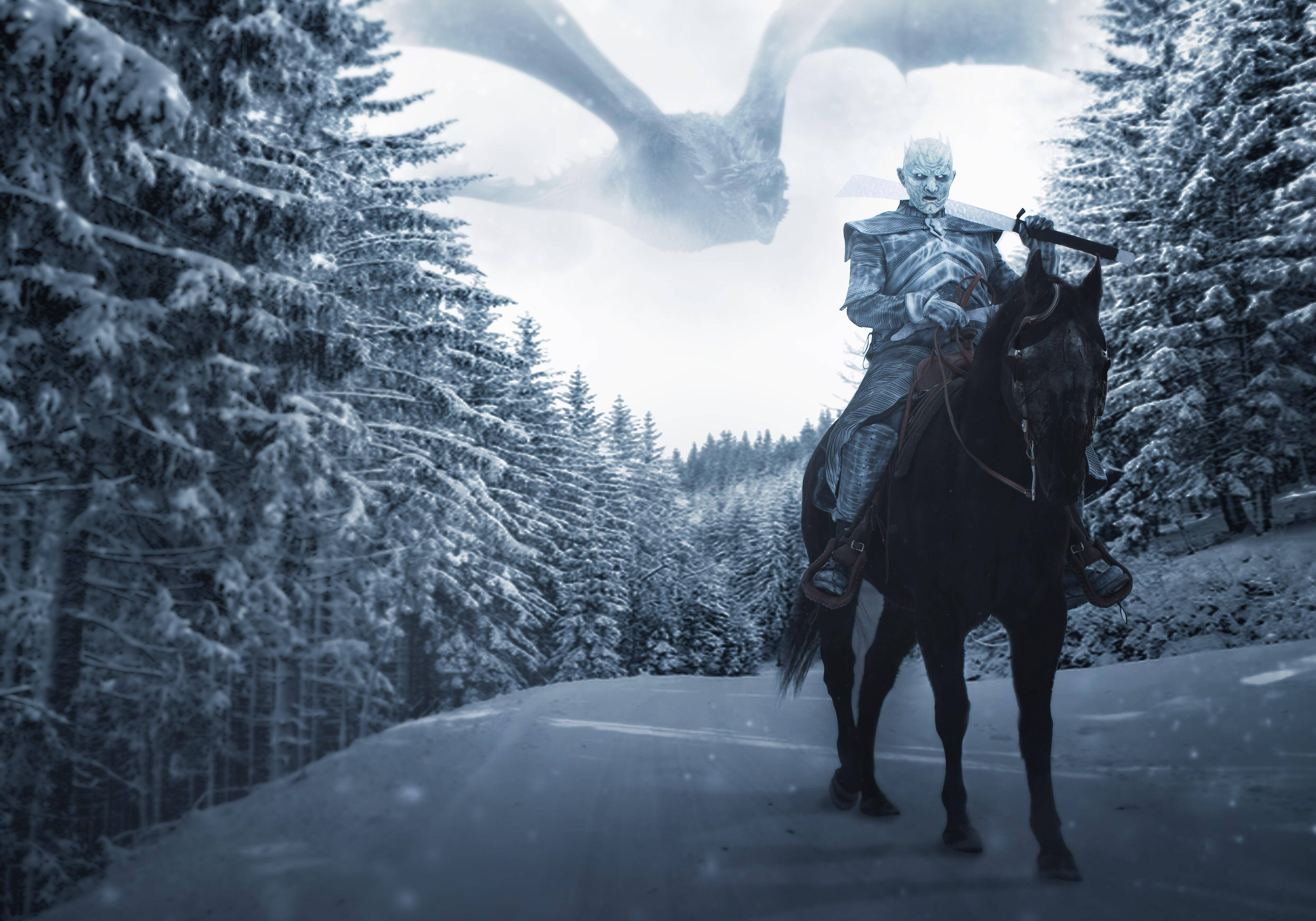tv 桌布 壁紙 — 一位蒼白的裝甲騎士騎著黑馬在雪地森林道路上奔馳，而一條巨龍在冬季風暴中翱翔於頭頂。