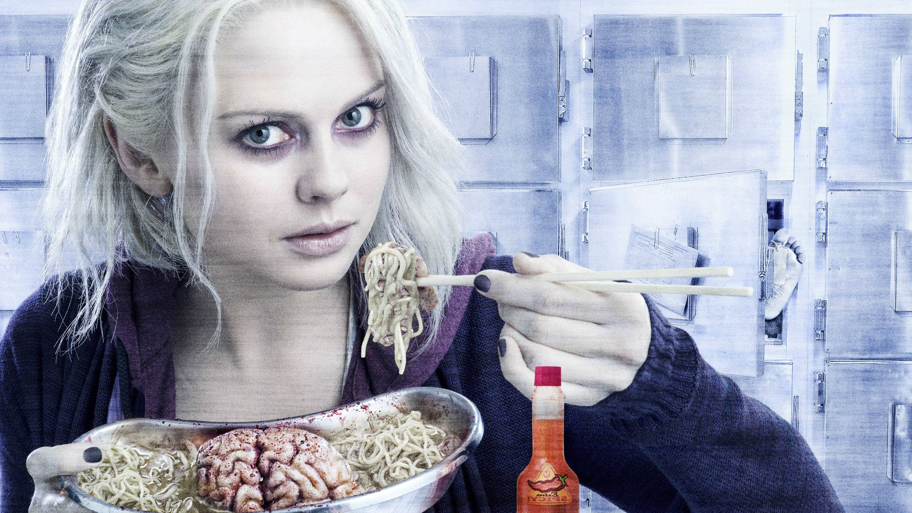 Eating 桌布 壁紙 — 一位蒼白的金髮女子在更衣室裡拿著筷子，對著一碗有腦和辣醬瓶的麵條。