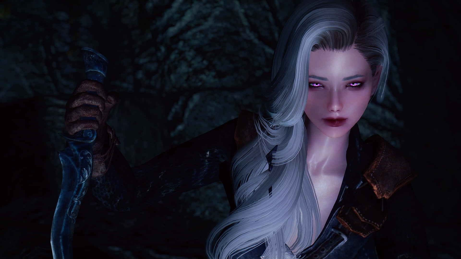 Skyrim Karliah 桌布 壁紙 — 一位蒼白的銀髮女子，擁有發光的紫色眼睛，在黑暗的洞穴中握著一把彎曲的刀刃。