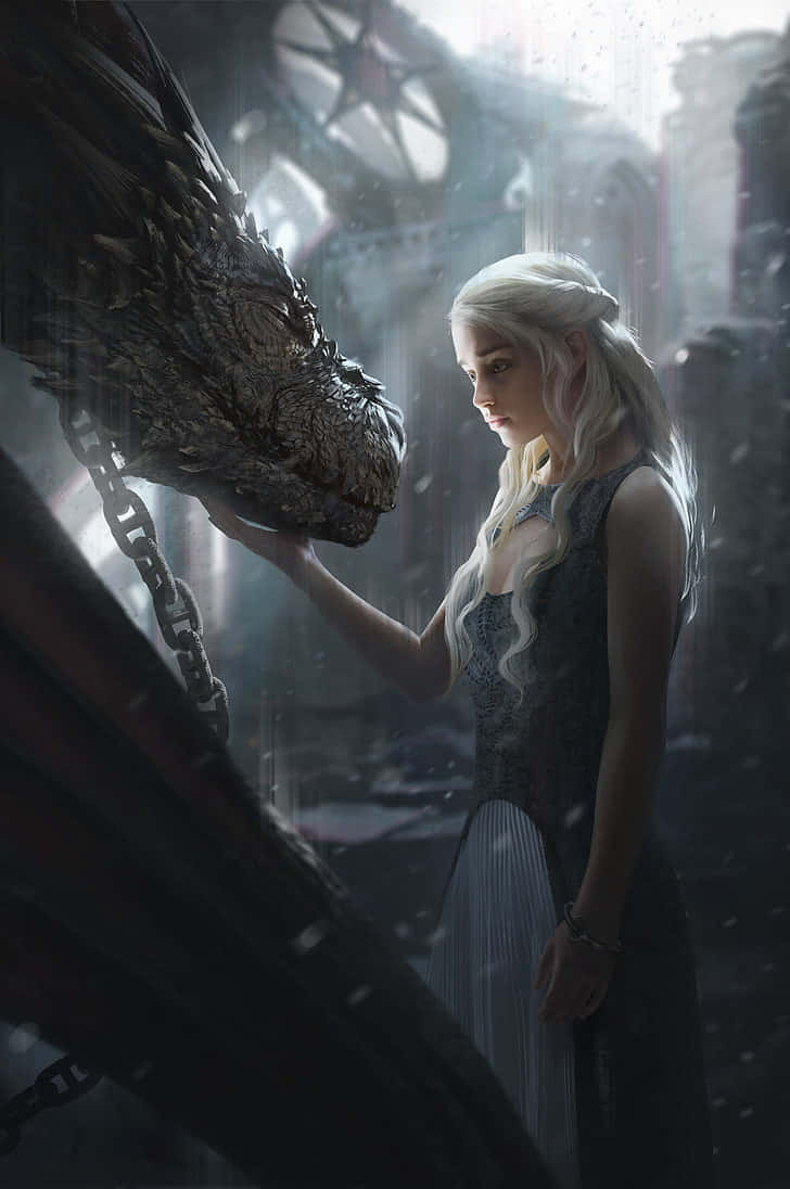 dracarys 桌布 壁紙 — 一位蒼白的長白髮女性，在 crumbling 的哥德式廢墟中，輕柔地觸摸著一條被鎖鏈拴住的龍的鱗片頭部。