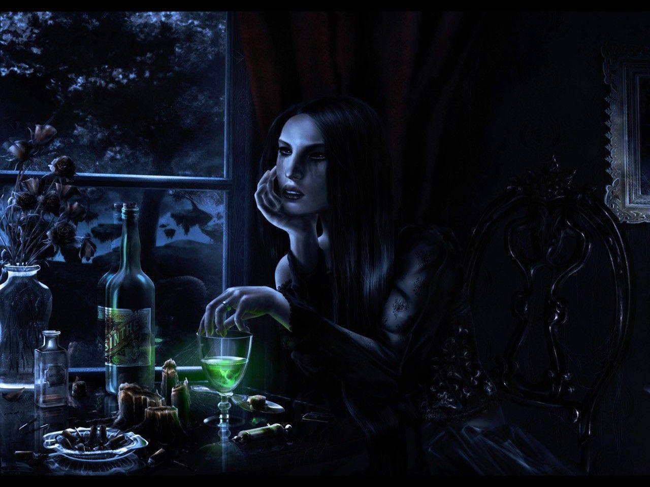 witchcraft 桌布 壁紙 — 一位蒼白的長黑髮女性獨自坐在燈光昏暗的桌子旁，在哥德式房間裡拿著發光的綠色飲料。