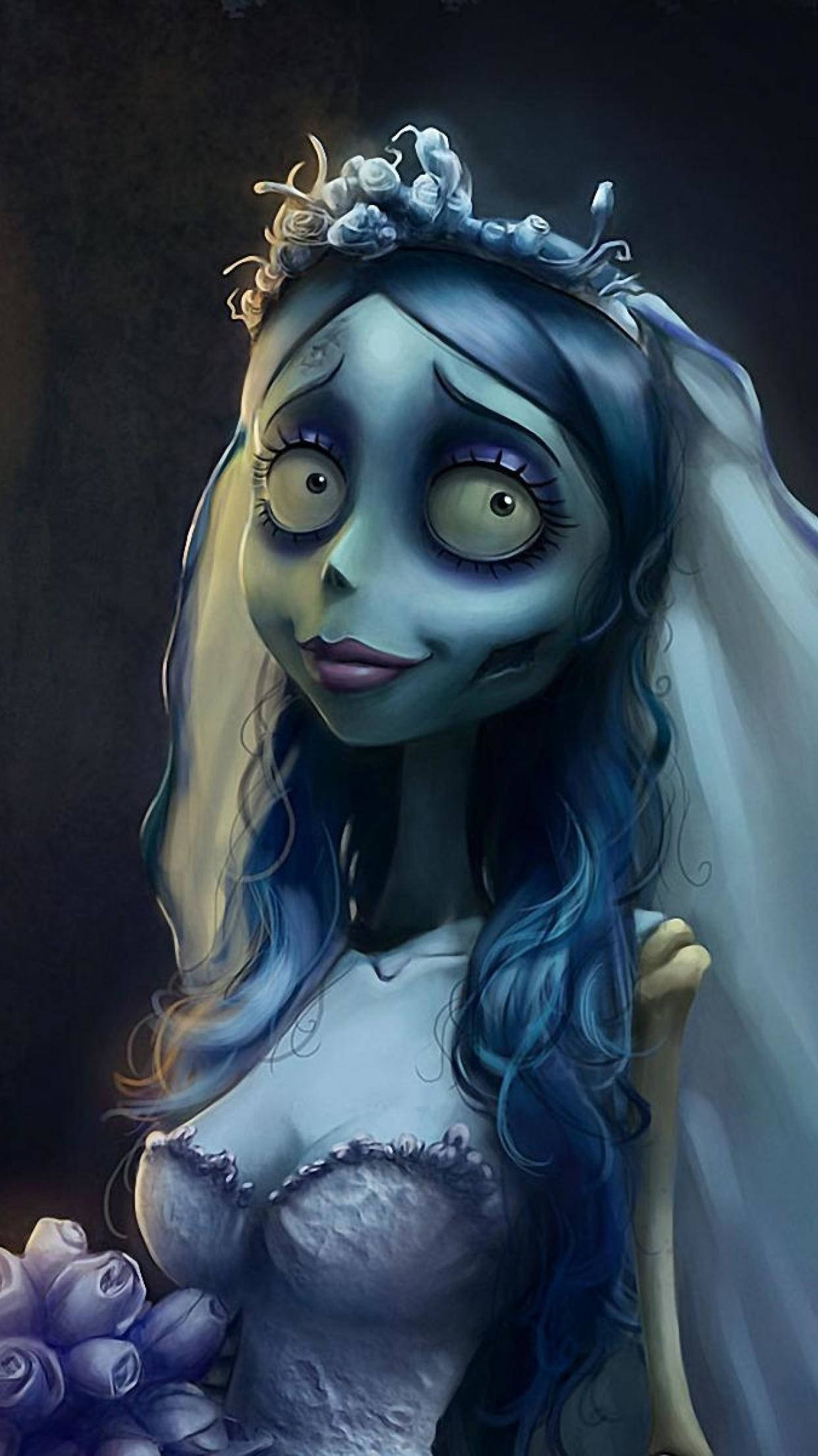 corpse bride 桌布 壁紙 — 一位蒼白藍皮膚的新娘，睜大眼睛，用骷髏手拿著一束紫色玫瑰，在昏暗燈光下。