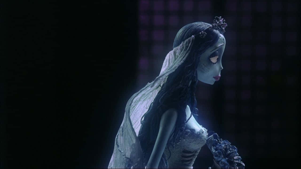 corpse bride 桌布 壁紙 — 一位蒼白藍皮膚的新娘，長著深色長髮，披著破爛的面紗，站在陰影的黑暗中，她的臉被柔和的光芒照亮。