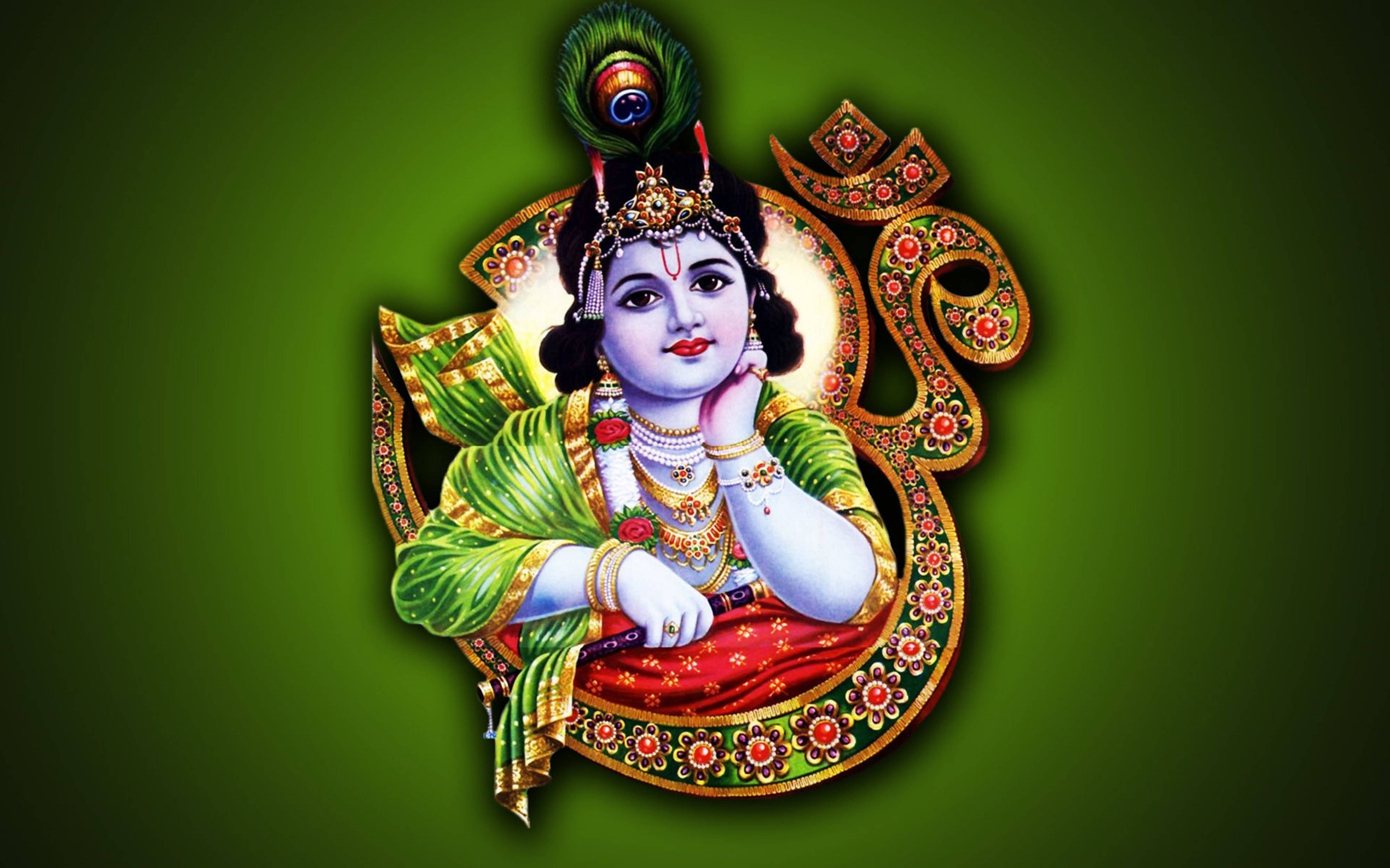 krishna god 桌布 壁紙 — 一位藍皮膚、佩戴金色珠寶和綠色服飾的神聖人物，優雅地坐在一個華麗的花卉框架內，背景是深綠色。