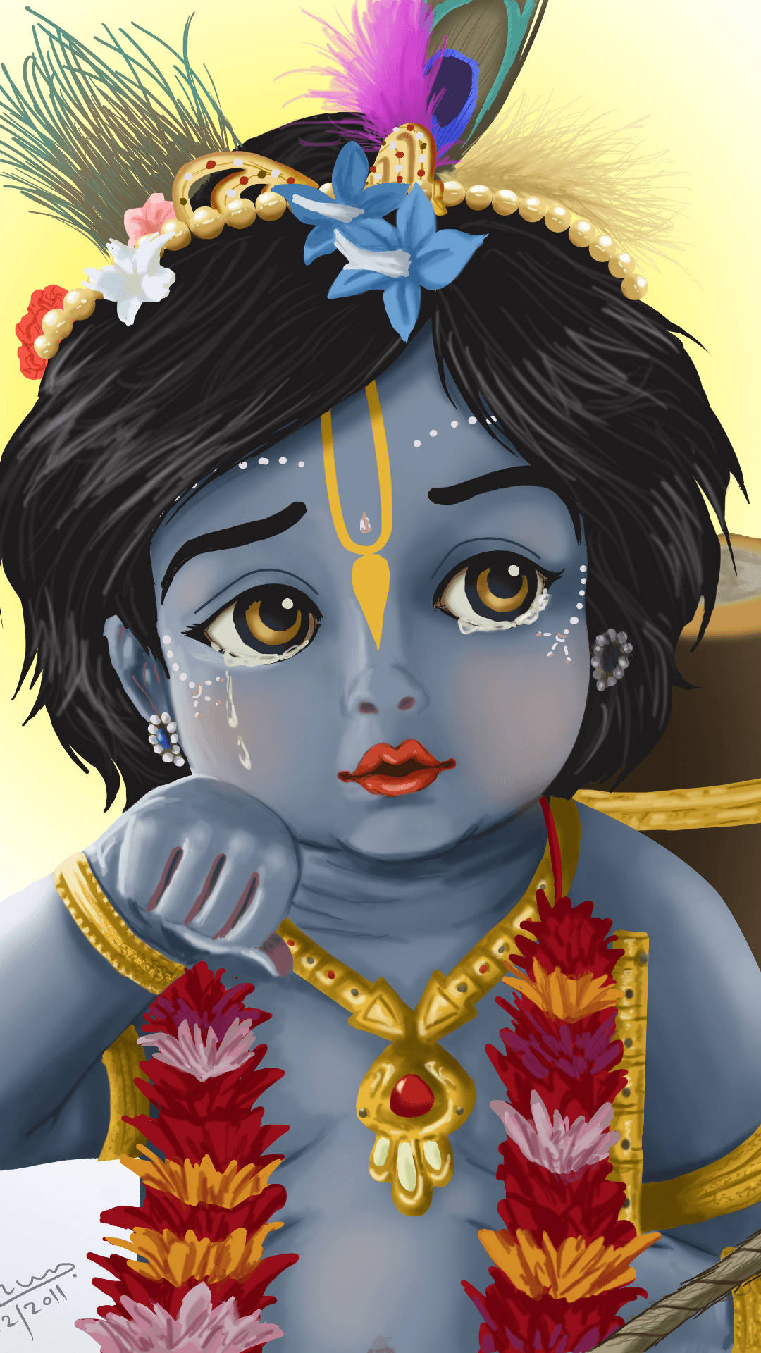 krishna ji 桌布 壁紙 — 一位藍皮膚的兒童神祇，佩戴金色飾物和花環，在溫暖的黃色背景下含淚凝視。