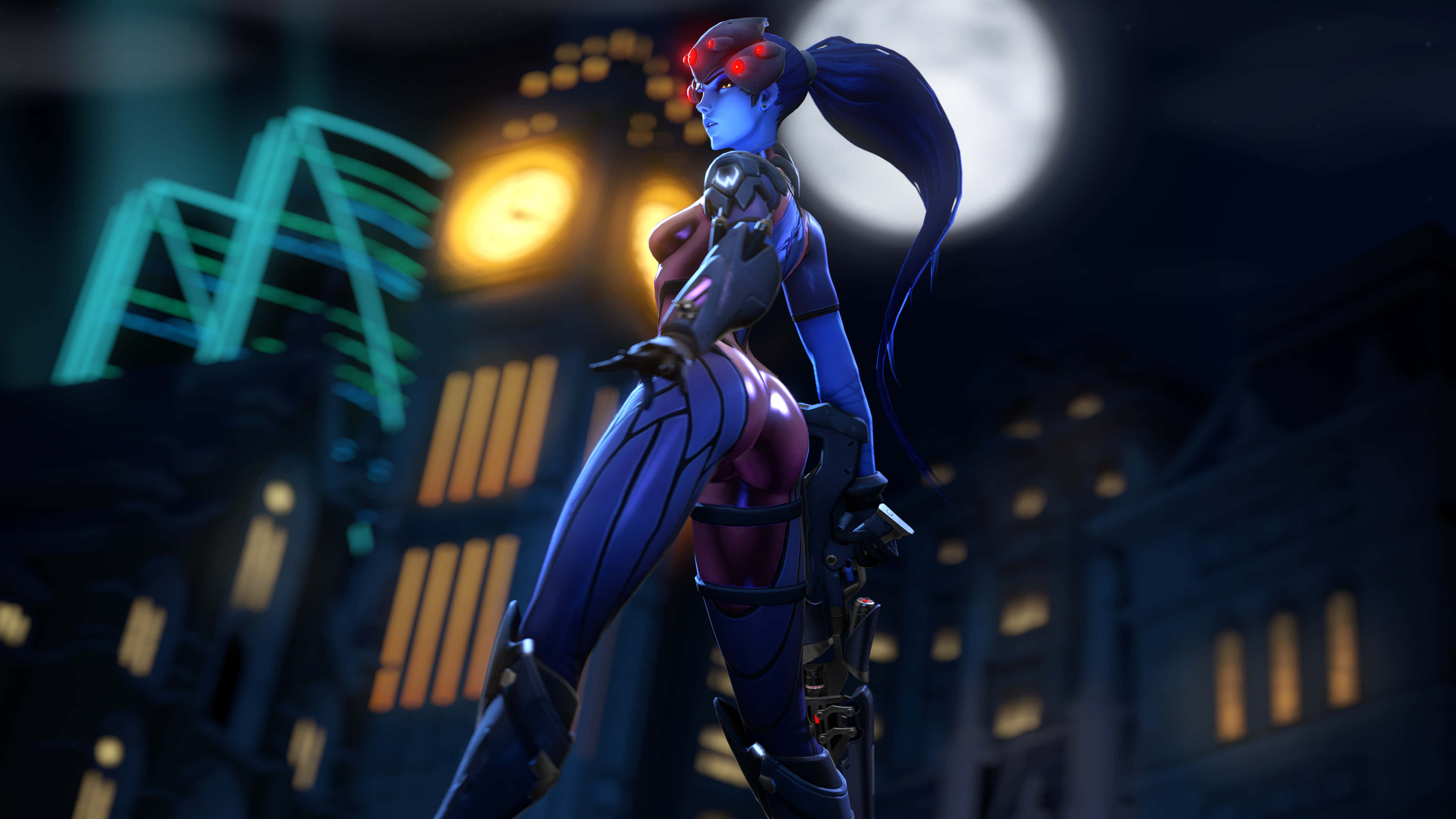 Overwatch Widowmaker 桌布 壁紙 — 一位藍皮膚的動漫女性穿著未來風格的盔甲，在滿月下以霓虹燈點亮的城市景觀為背景擺出姿勢。