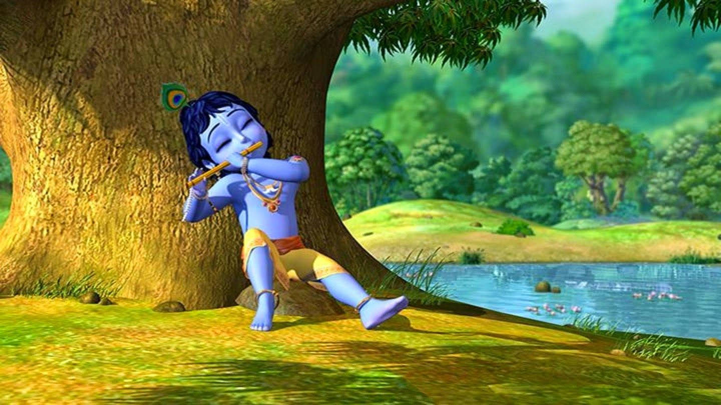 krishna god 桌布 壁紙 — 一位藍皮膚的動畫神祇靠在一棵巨大的樹幹上，在寧靜的河邊吹奏長笛，周圍是鬱鬱蔥蔥的綠色森林。