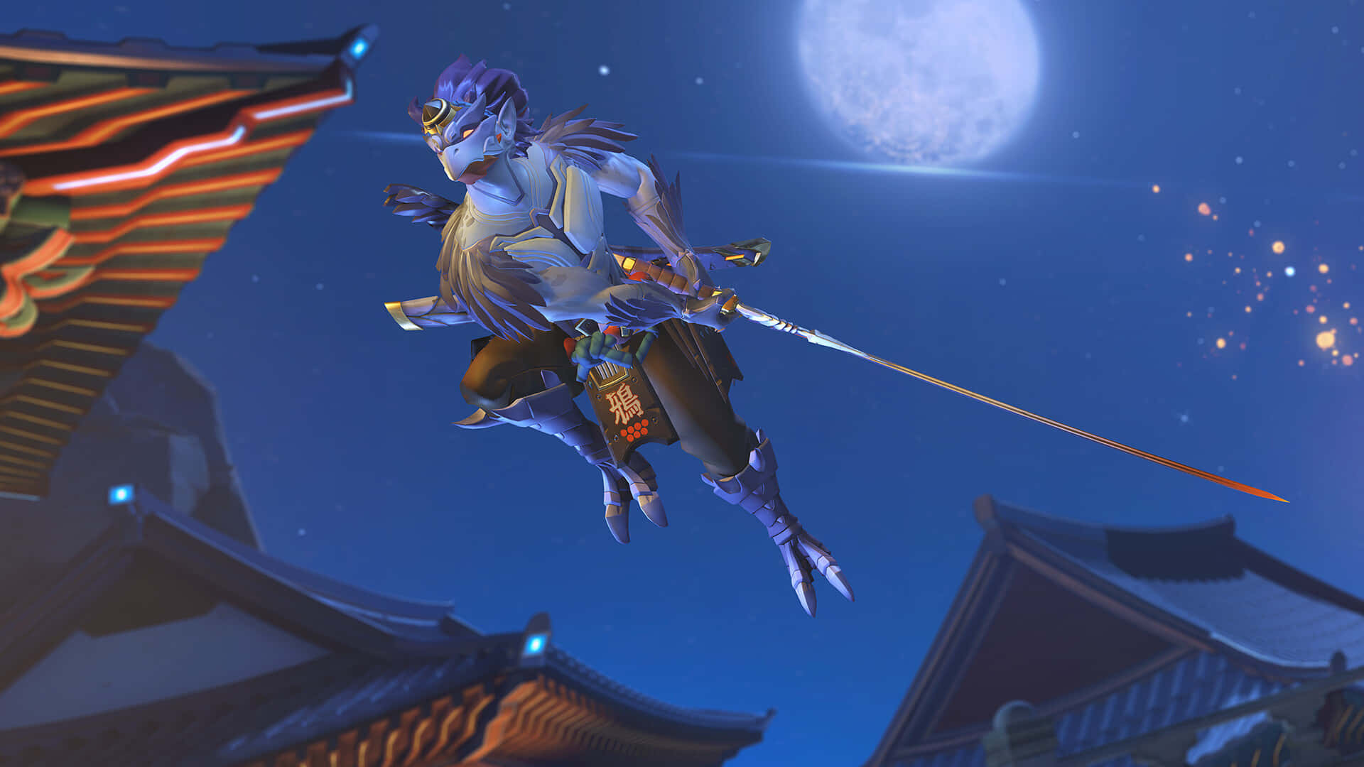 Tengu 桌布 壁紙 — 一位藍皮膚的武士，身穿羽毛盔甲，手持長劍，在滿月下飛翔於發光的傳統屋頂之上。