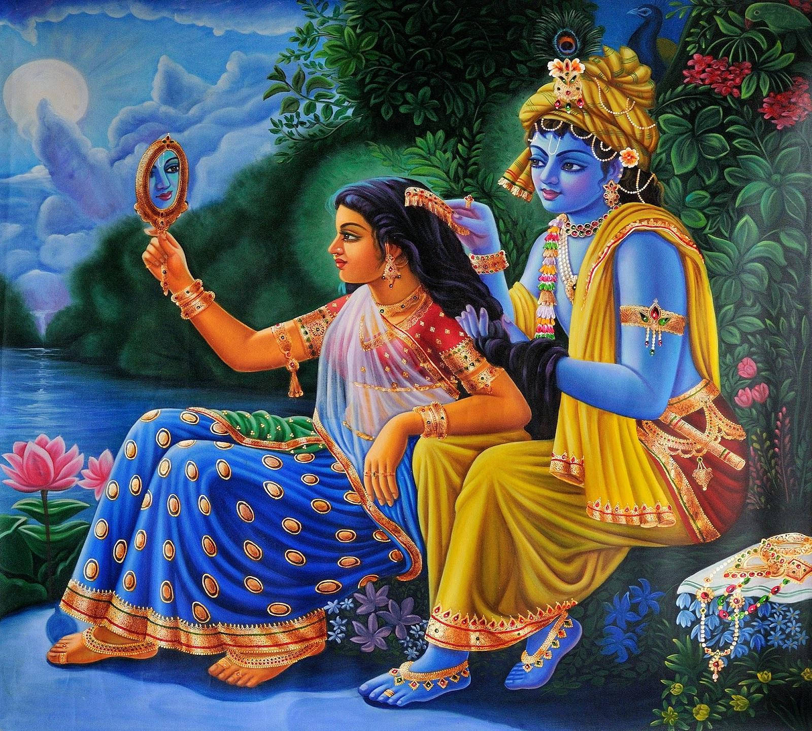 krishna god 桌布 壁紙 — 一位藍皮膚的神祇身穿金色長袍，輕柔地觸摸一位女子的頭髮，而她正凝視著月光下河邊的一面鏡子。