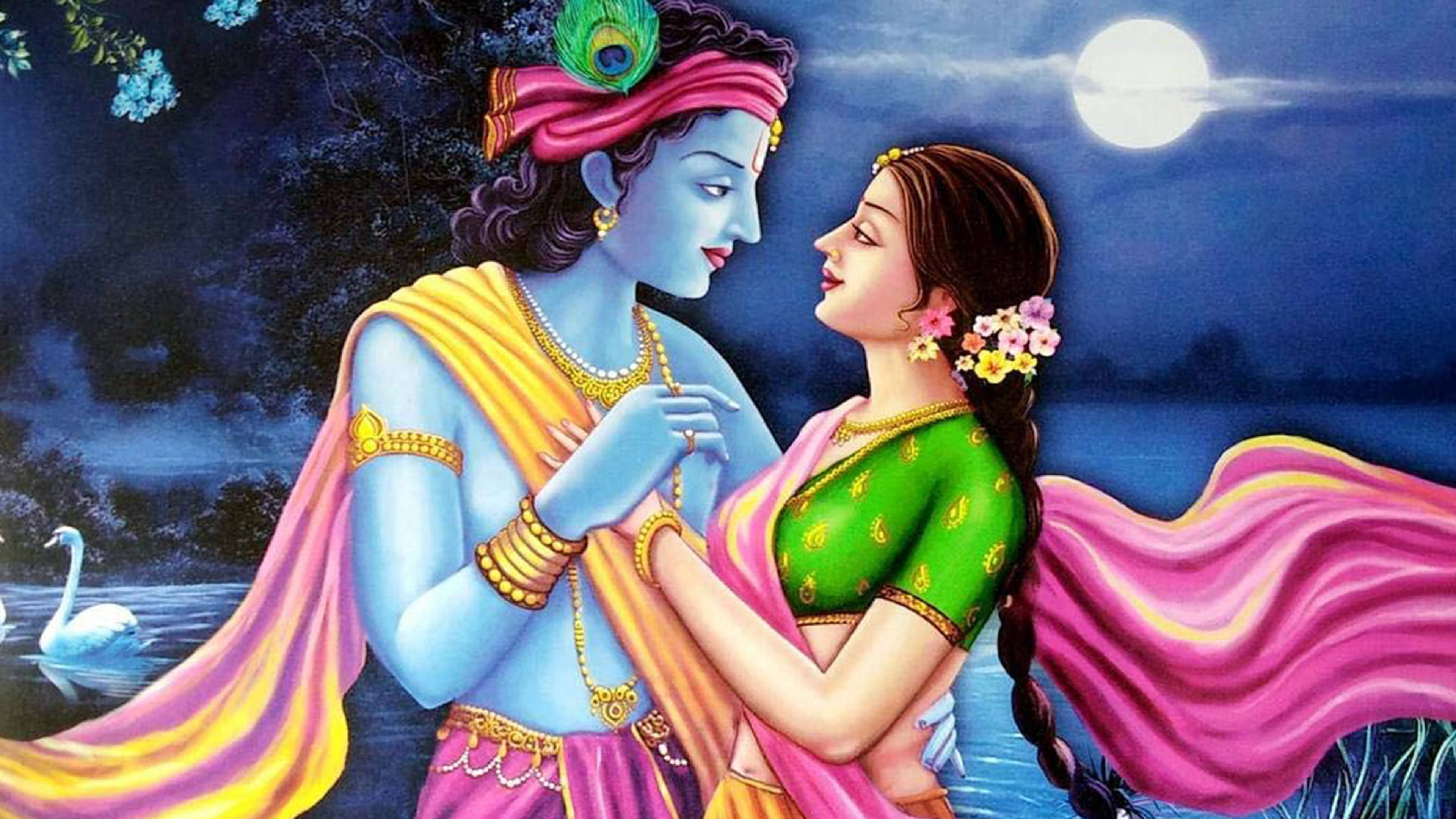 krishna ji 桌布 壁紙 — 一位藍皮膚的神聖男子和一位身穿鮮豔綠色和粉紅色服裝的女子，在滿月下、天鵝相伴的寧靜湖邊深情對望。