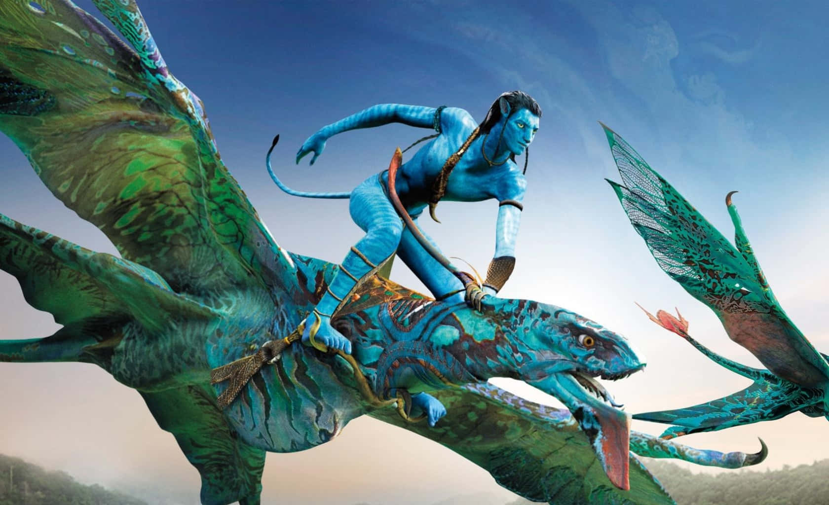 Avatar Pandora 桌布 壁紙 — 一位藍皮膚的納美人騎手騎著鮮綠色的 banshee 在明亮的藍天下翱翔，遠處有山脈。