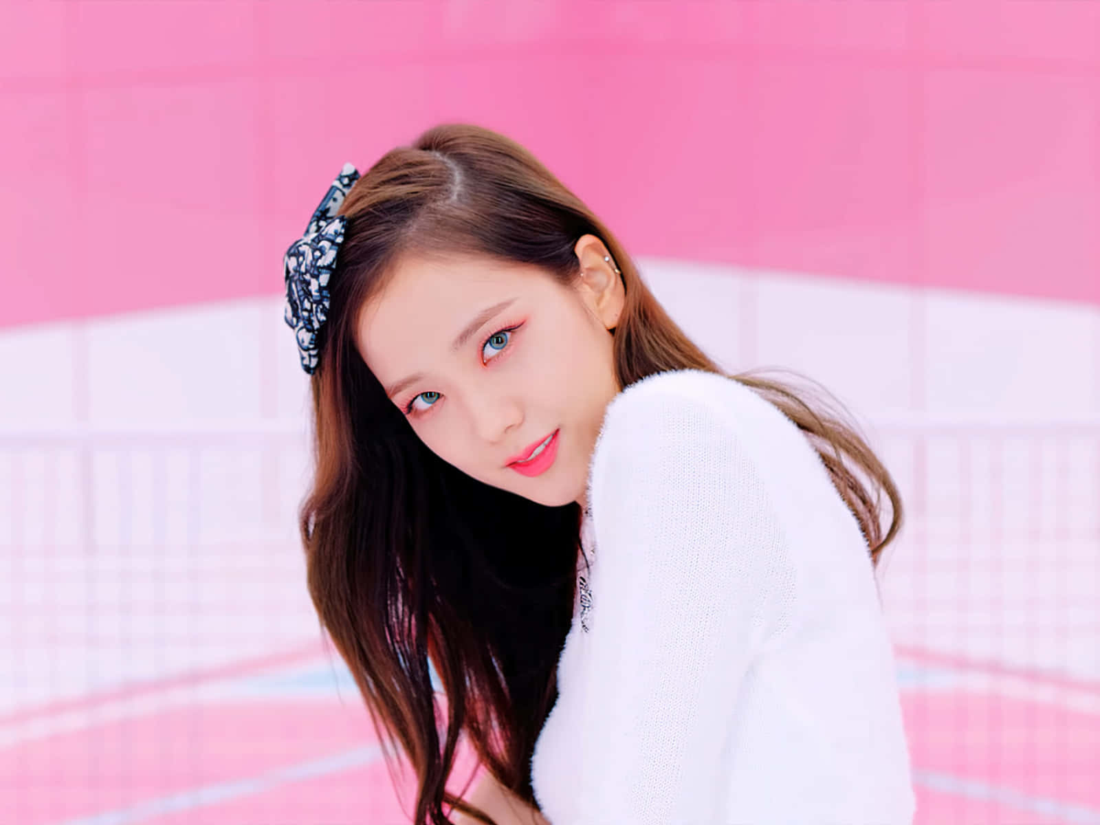 BLACKPINK 桌布 壁紙 — 一位藍眼睛、戴著花卉髮飾的年輕女子，在充滿活力的粉紅色和白色瓷磚牆前溫柔地微笑。