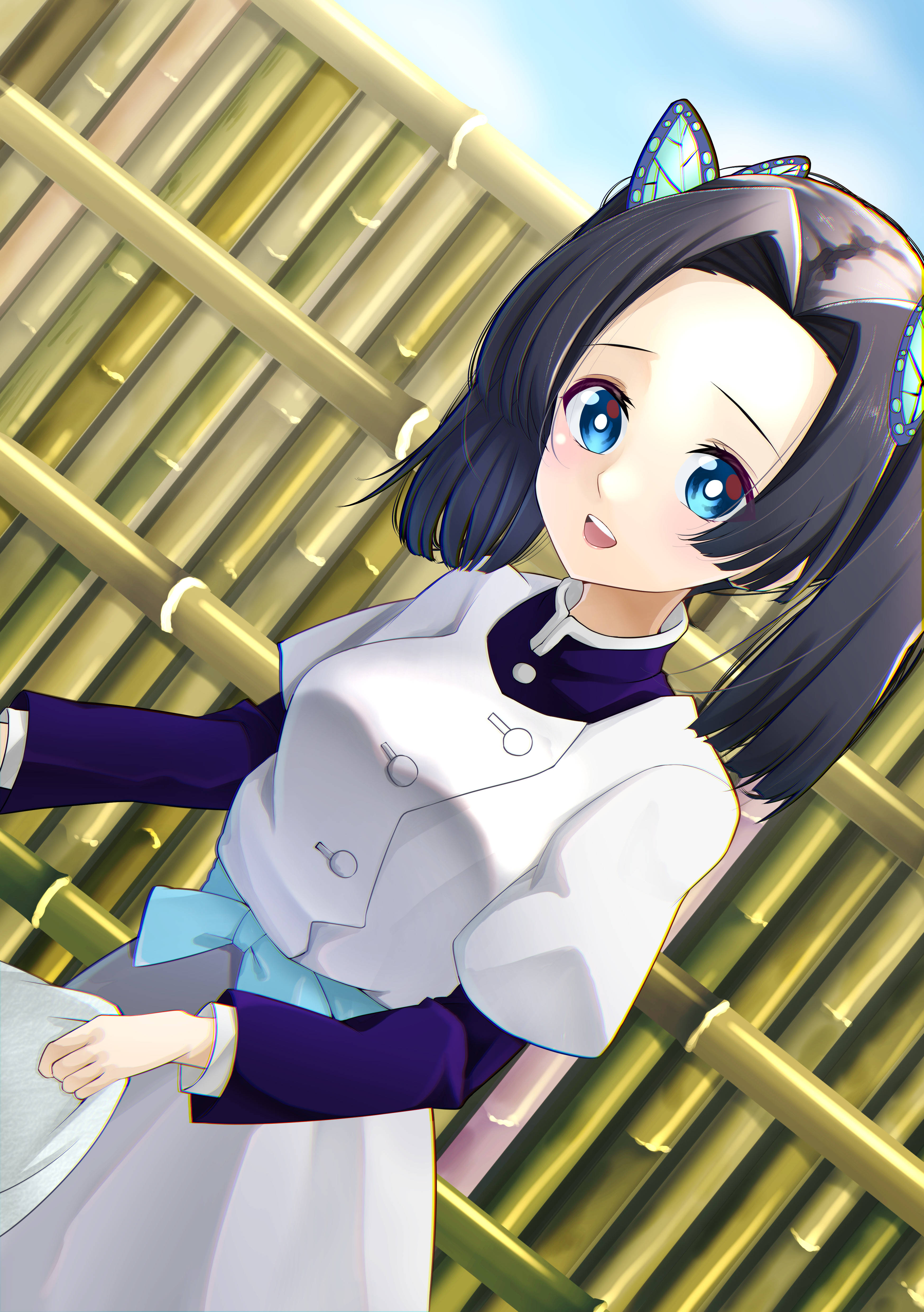 aoi kanzaki 桌布 壁紙 — 一位藍眼睛、戴蝴蝶髮夾的可愛動漫女孩，在明亮的日光下靠著金色竹子。