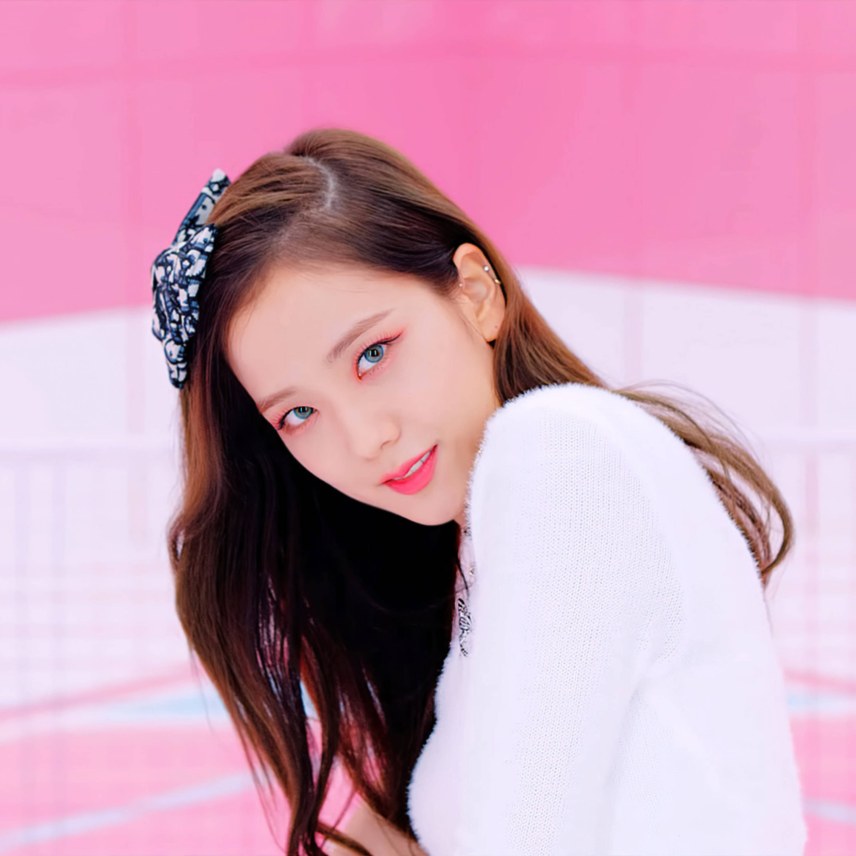 Jisoo Cute 桌布 壁紙 — 一位藍眼睛、粉紅嘴唇的年輕女性，身穿白色毛衣，戴著圖案髮夾，站在充滿活力的粉紅色瓷磚牆前。