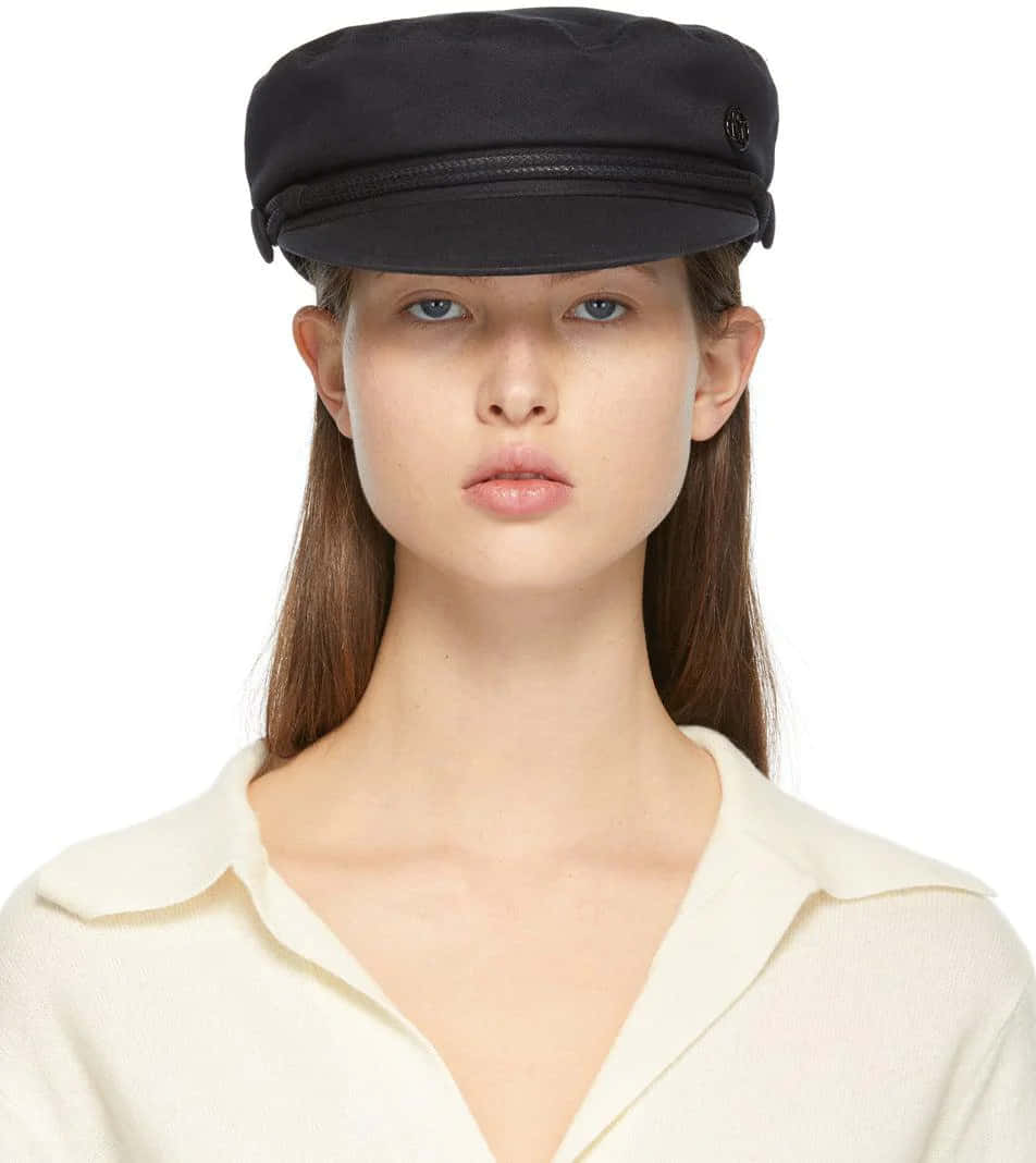 Clothes 桌布 壁紙 — 一位藍眼睛的女性戴著黑色帽子，穿著米色針織衫，背景為純白色。