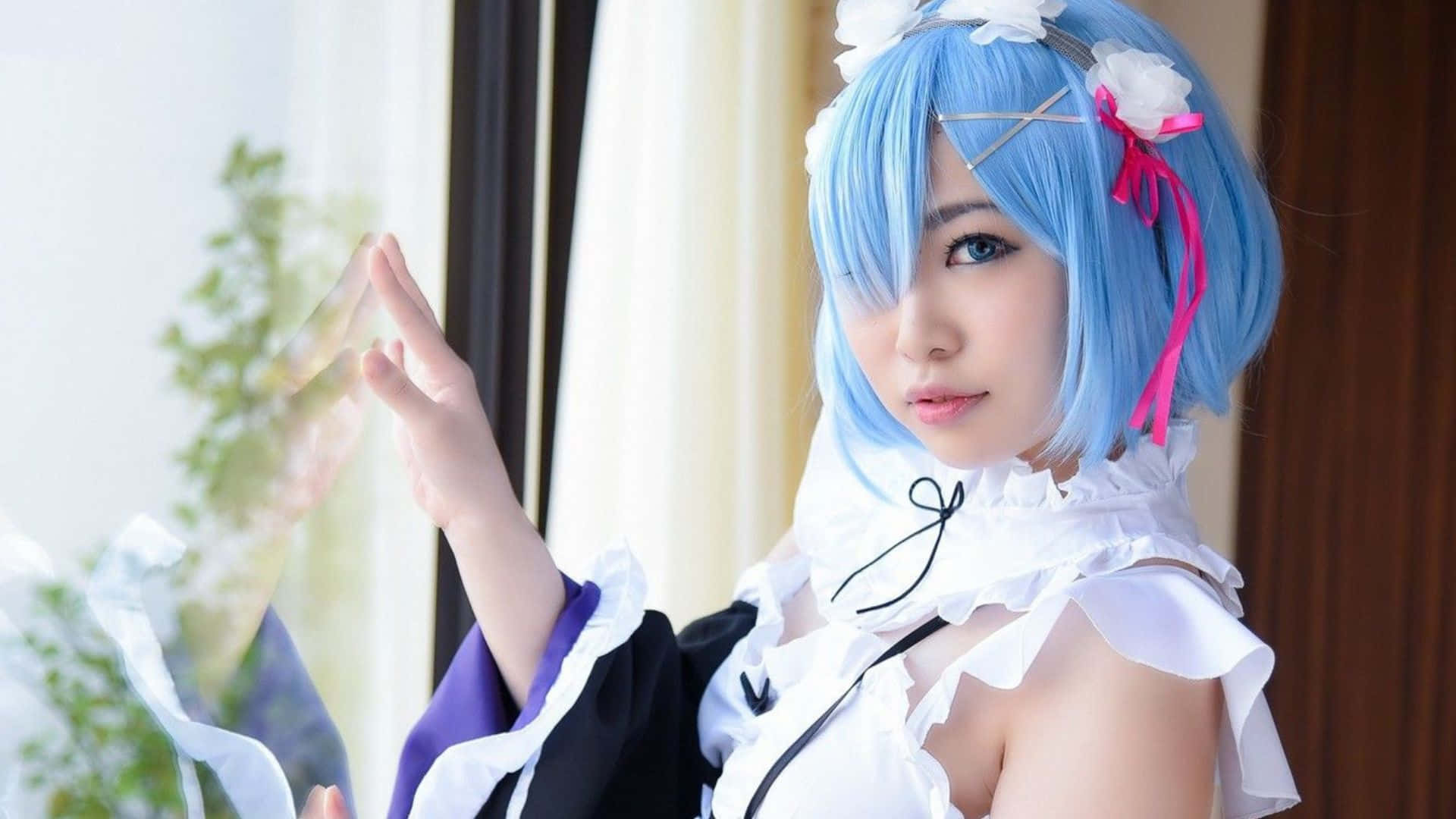 Cosplay Anime Kawaii 桌布 壁紙 — 一位藍色頭髮、身穿女僕裝的cosplayer在窗邊擺姿勢，柔和自然光灑落。