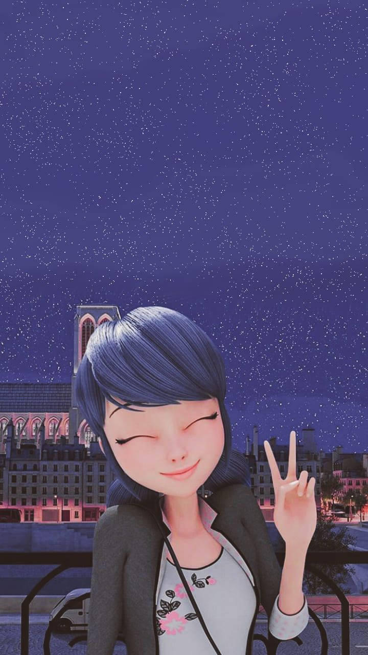 Marinette 桌布 壁紙 — 一位藍色頭髮的開朗動漫女孩在星空下的城市天際線上微笑並比出和平手勢。