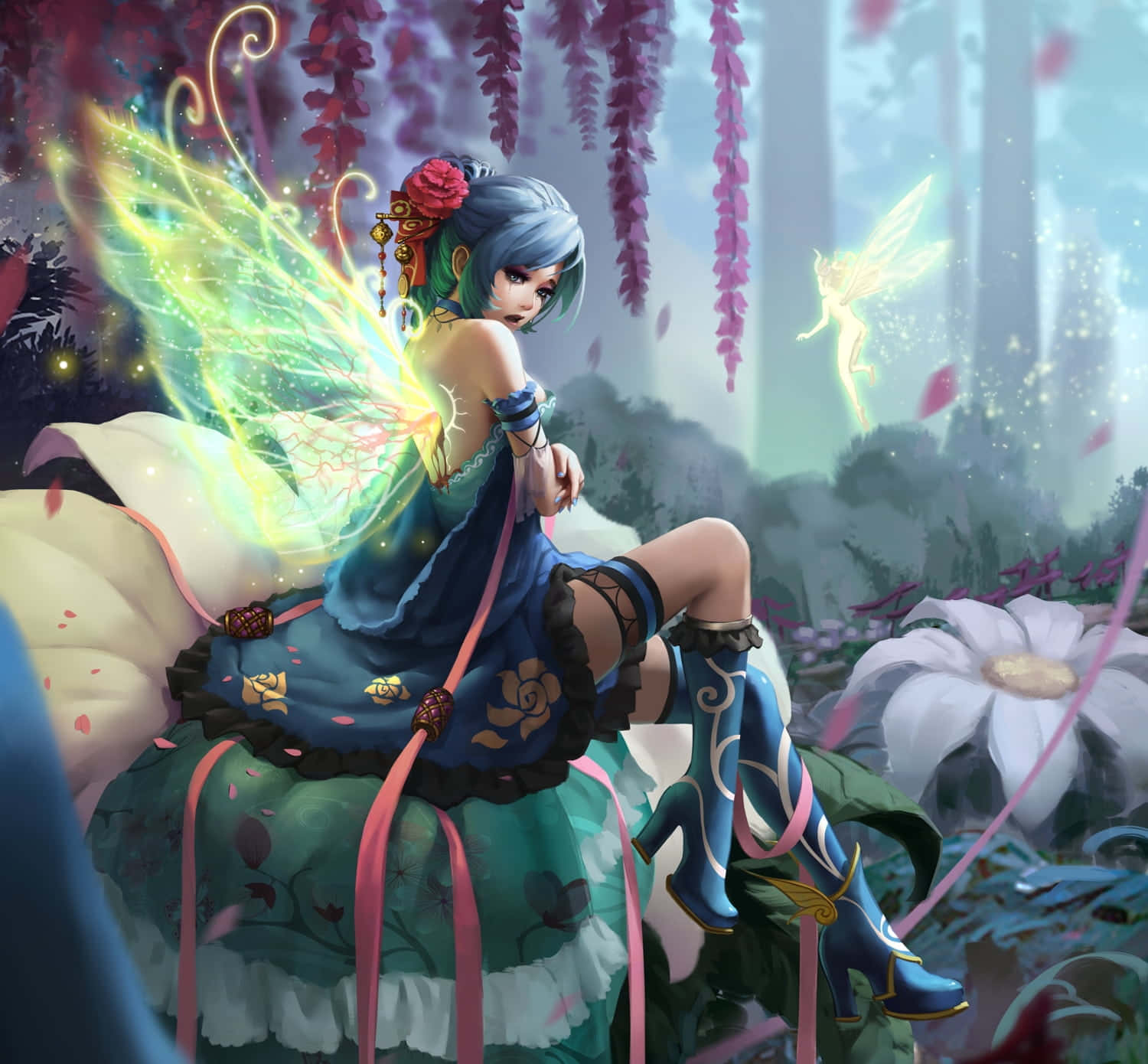 Cute Fairy 桌布 壁紙 — 一位藍髮仙子閃耀著翅膀，優雅地坐在神秘森林中一朵巨大的花朵上，四周掛滿粉紅色的花朵。