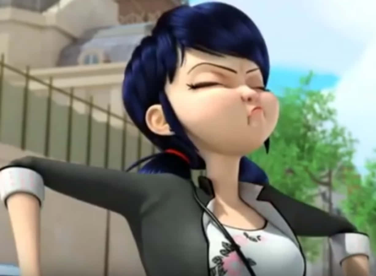 Miraculous 桌布 壁紙 — 一位藍髮動漫女孩，嘟著嘴唇，閉著眼睛，在明亮的日光下於戶外張開雙臂。