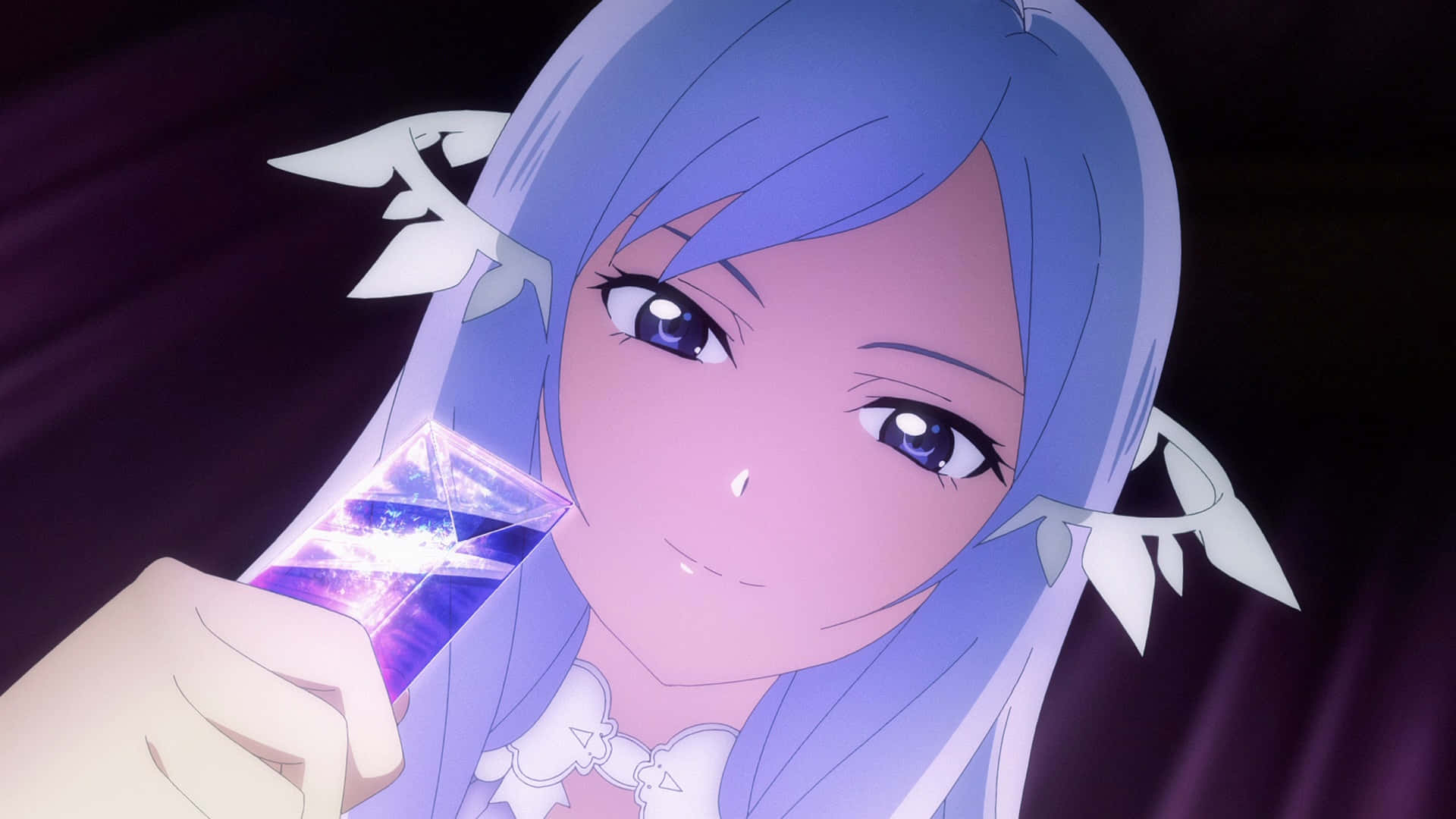 Sword Art Online Quinella 桌布 壁紙 — 一位藍髮動漫女孩，戴著白色蝴蝶結髮飾，溫柔微笑地握著一顆發光的紫色水晶。
