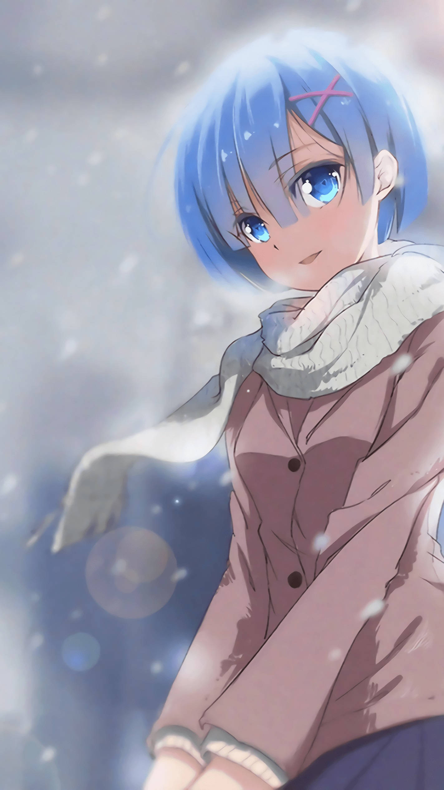 動漫女孩 桌布 壁紙 — 一位藍髮動漫女孩，戴著粉紅色十字髮夾，在飄雪中溫柔地凝視，穿著舒適的圍巾和外套。