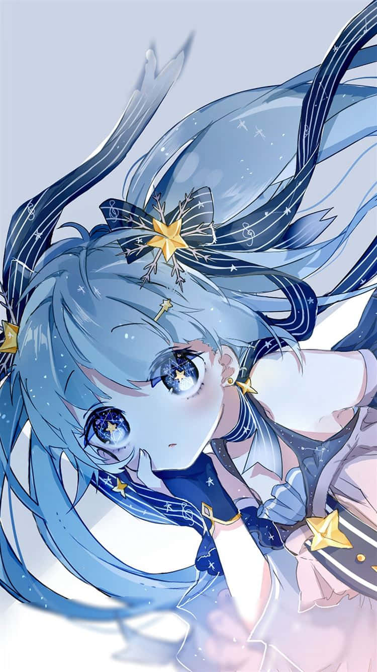 動漫女孩 桌布 壁紙 — 一位藍髮動漫女孩，擁有星眸，飄逸的頭髮上綴有金色星星，在蒼白的天空背景下溫柔地凝視。