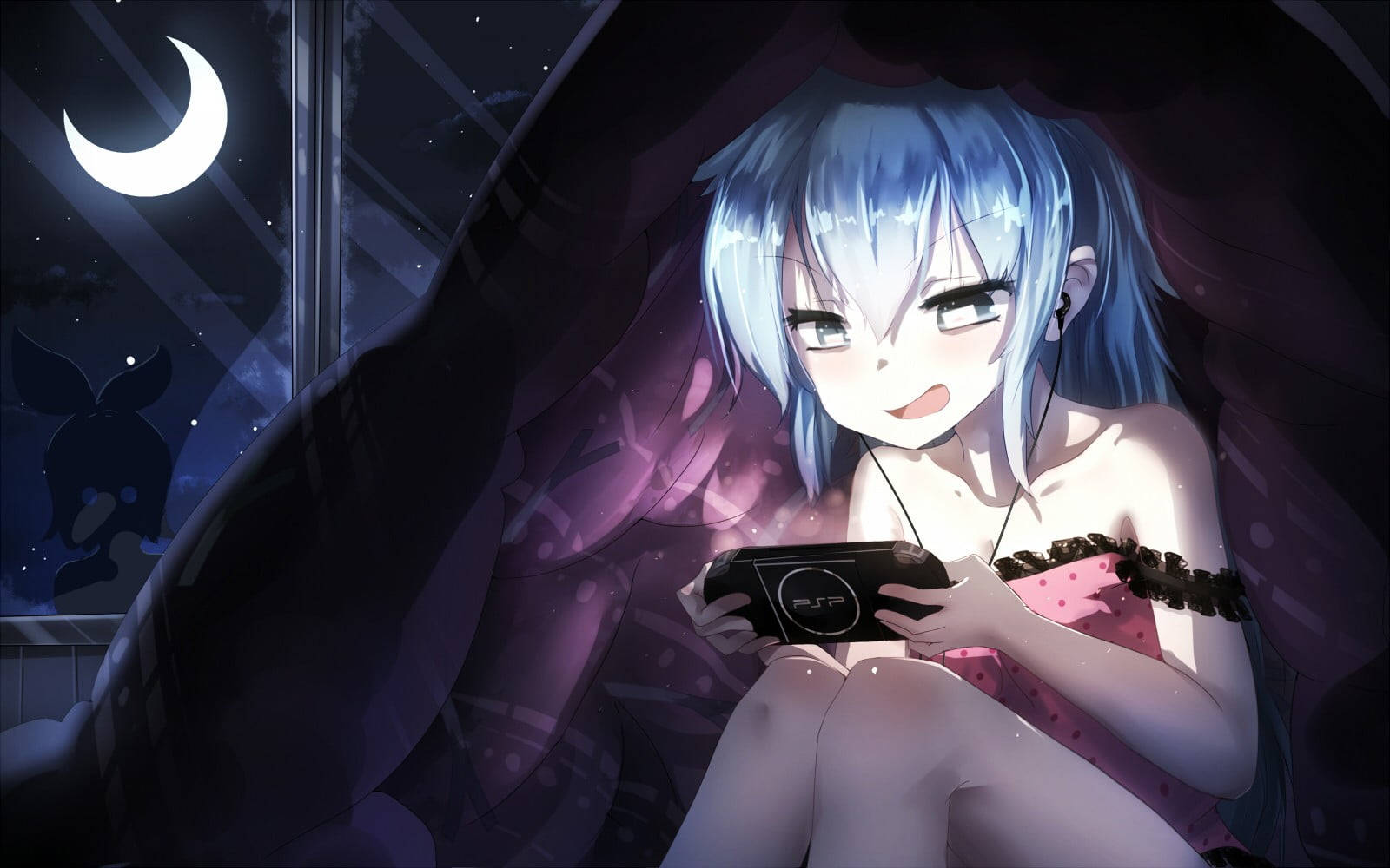 PlayStation 桌布 壁紙 — 一位藍髮動漫女孩在舒適的夜晚環境中，於新月下微笑著玩 PSP。