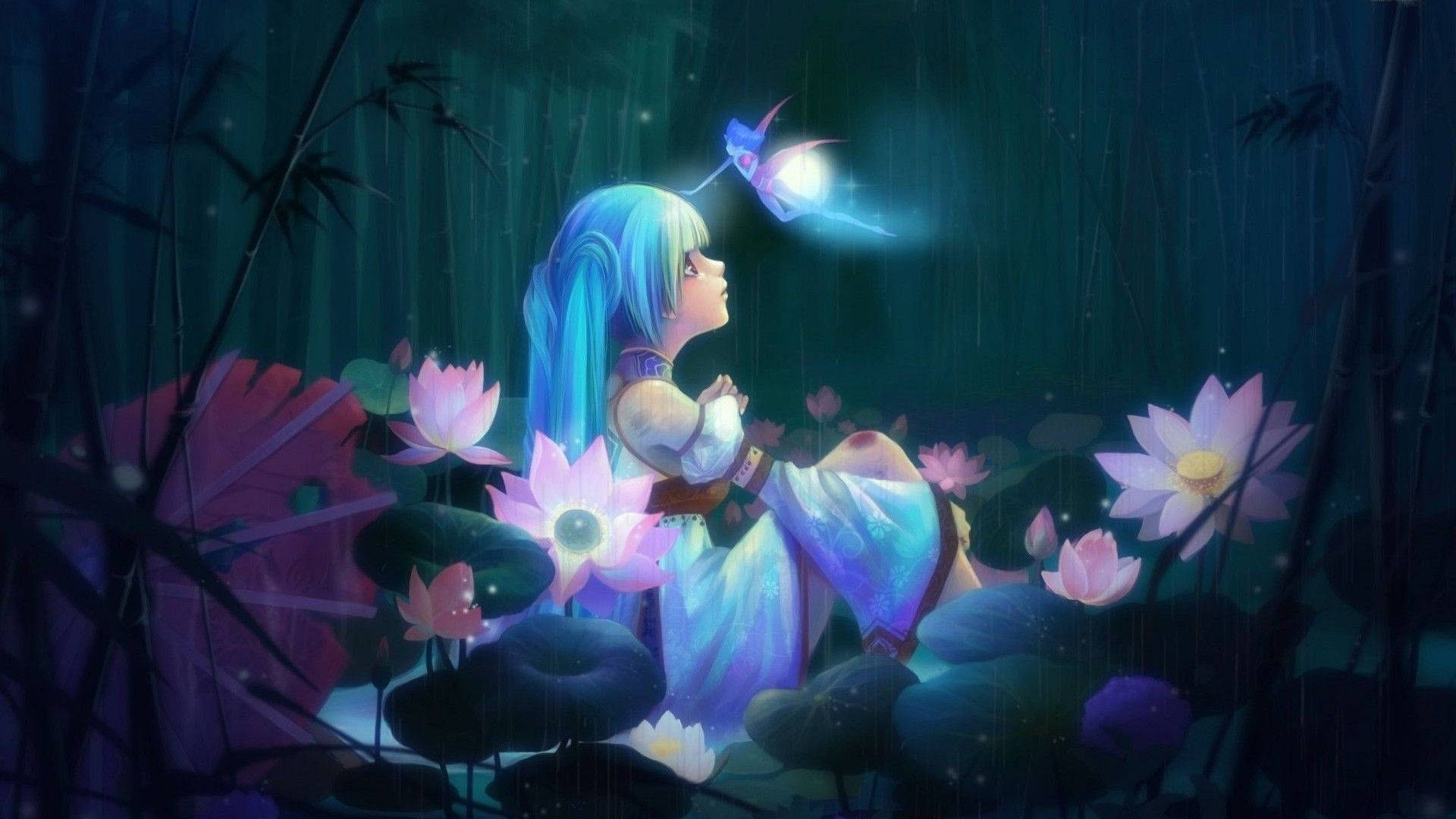 初音未來 桌布 壁紙 — 一位藍髮動漫女孩在黑暗的竹林中，抬頭凝視著雨中的蓮花間一隻發光的蝴蝶。
