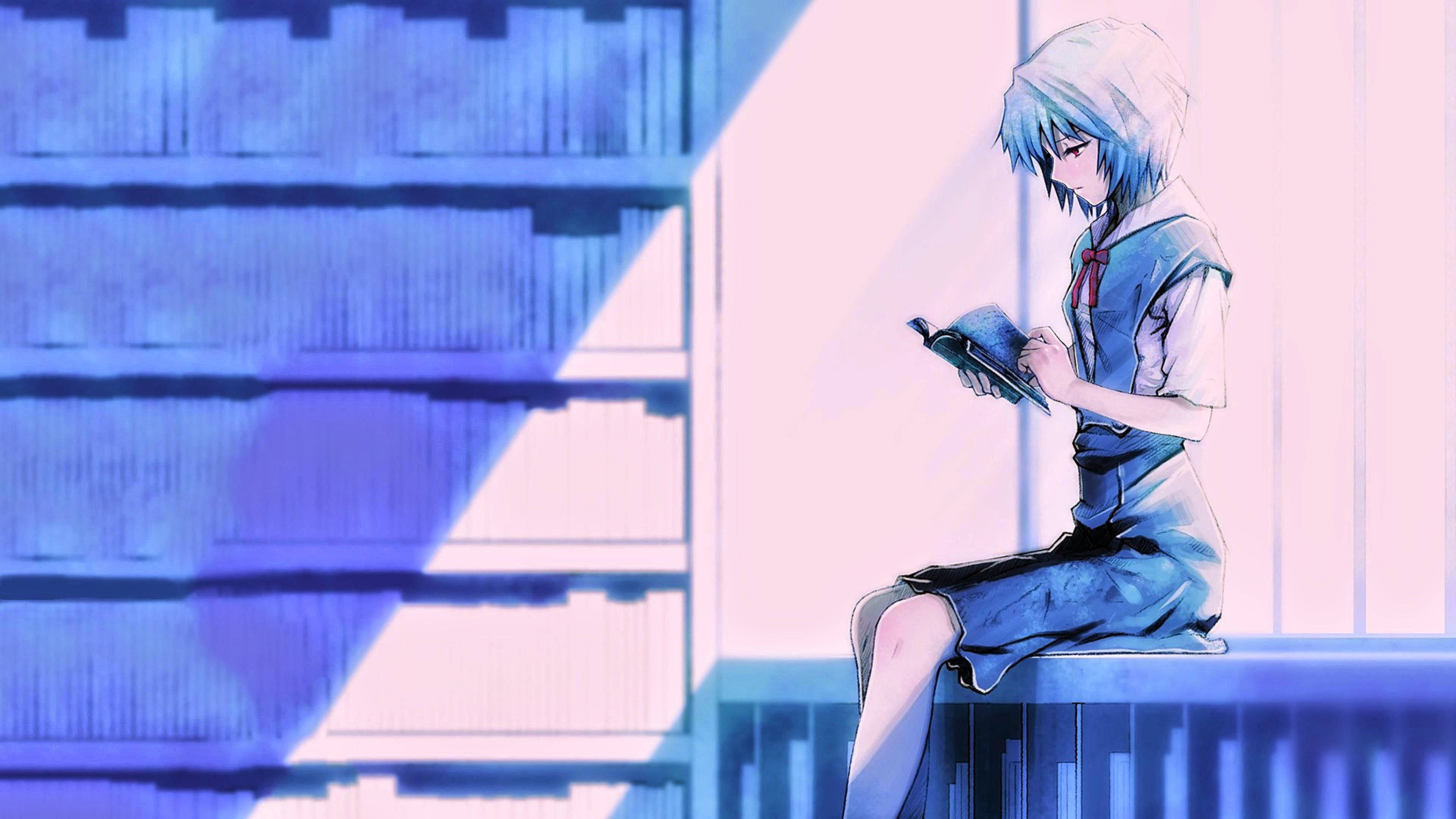 rei ayanami 桌布 壁紙 — 一位藍髮動漫女孩坐在窗台上看書，柔和的光線在她身後的書架上投下幾何陰影。