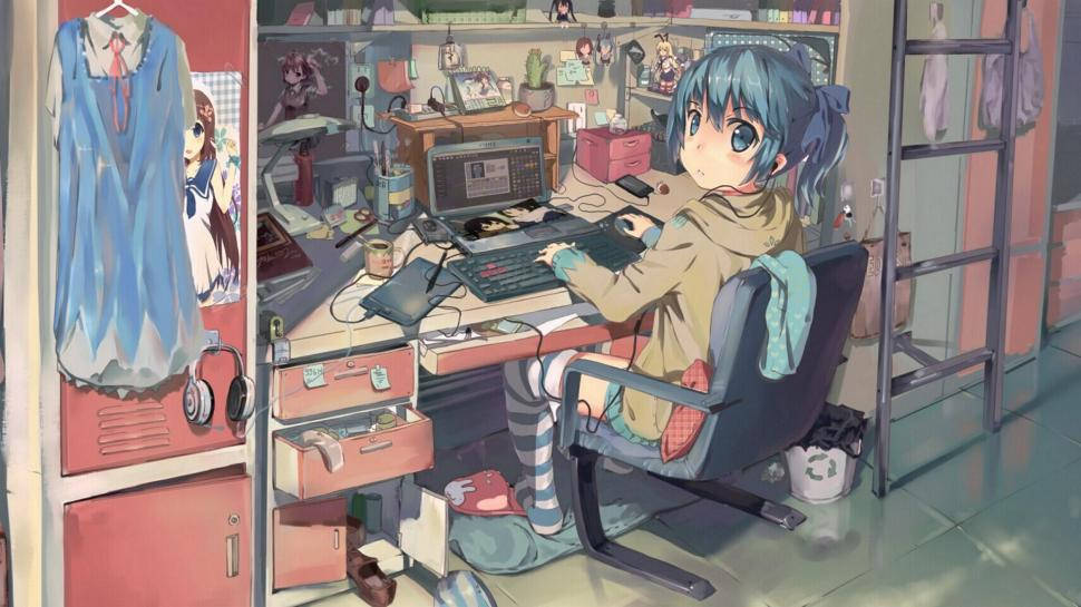 動漫女孩 桌布 壁紙 — 一位藍髮動漫女孩坐在雜亂的書桌前，身處舒適多彩的房間，專注於電腦，耳機就在旁邊。