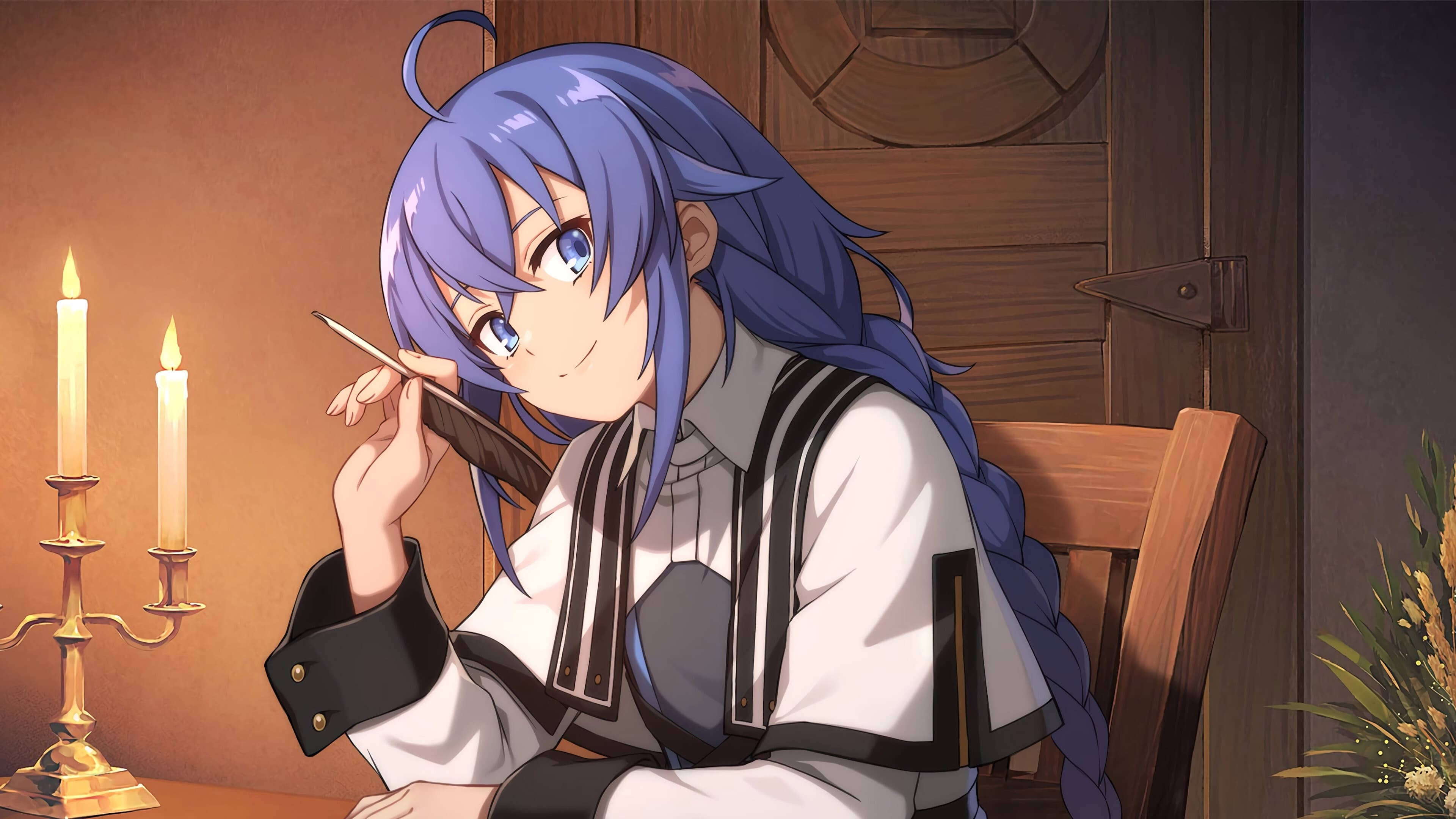 Waifu 桌布 壁紙 — 一位藍髮動漫女孩帶著溫柔的微笑坐在木桌旁，握著一支筆靠近嘴唇，被溫暖的燭光照亮。