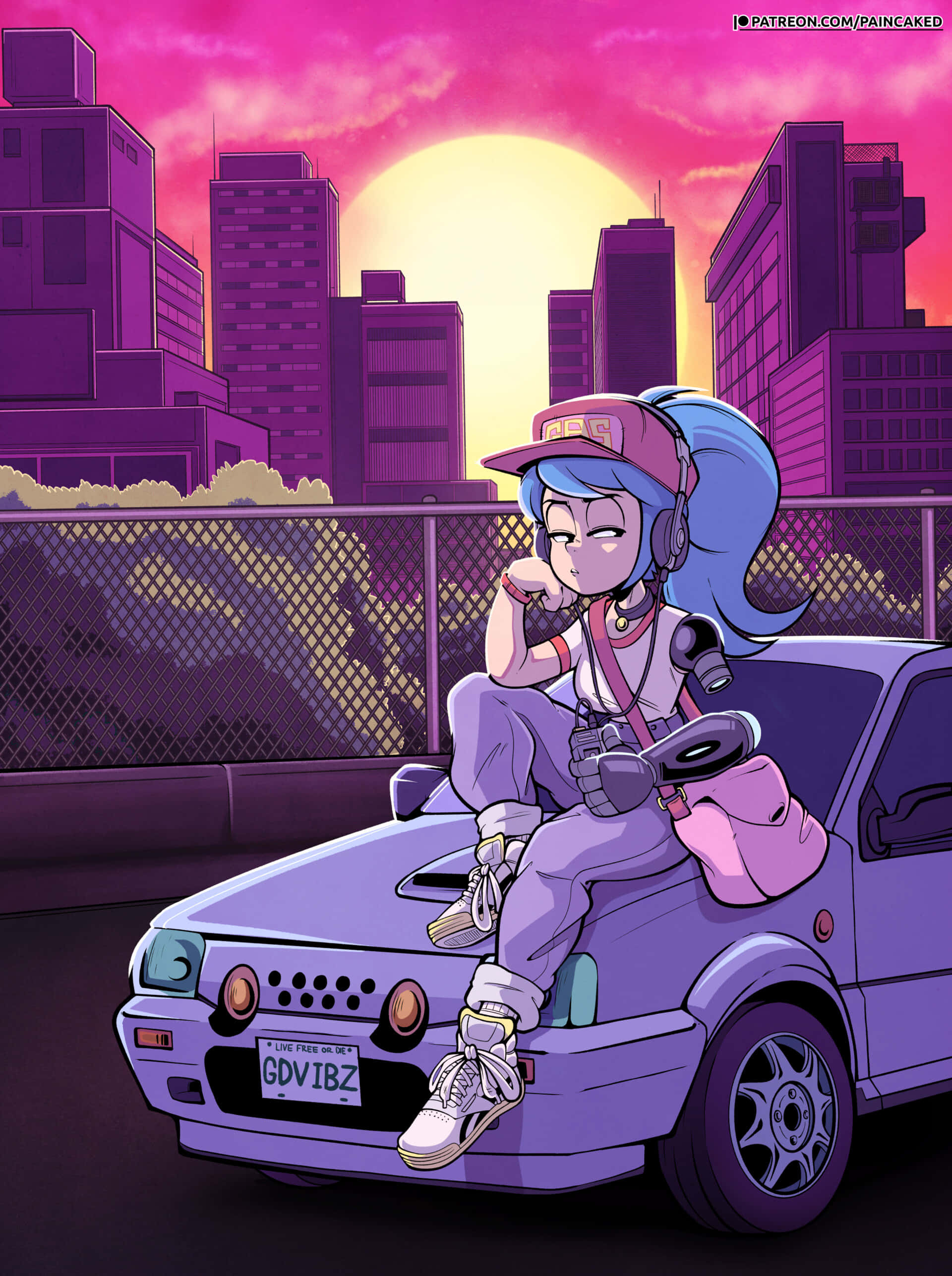 Aesthetic Retro 桌布 壁紙 — 一位藍髮動漫女孩戴著耳機，坐在一輛紫色汽車上，背景是充滿活力的粉紅色和紫色日落城市景觀。
