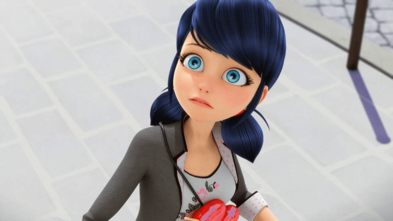 Marinette 桌布 壁紙 — 一位藍髮動漫女孩睜大眼睛，在磁磚路面上向上看，手持一個紅色心形物體。
