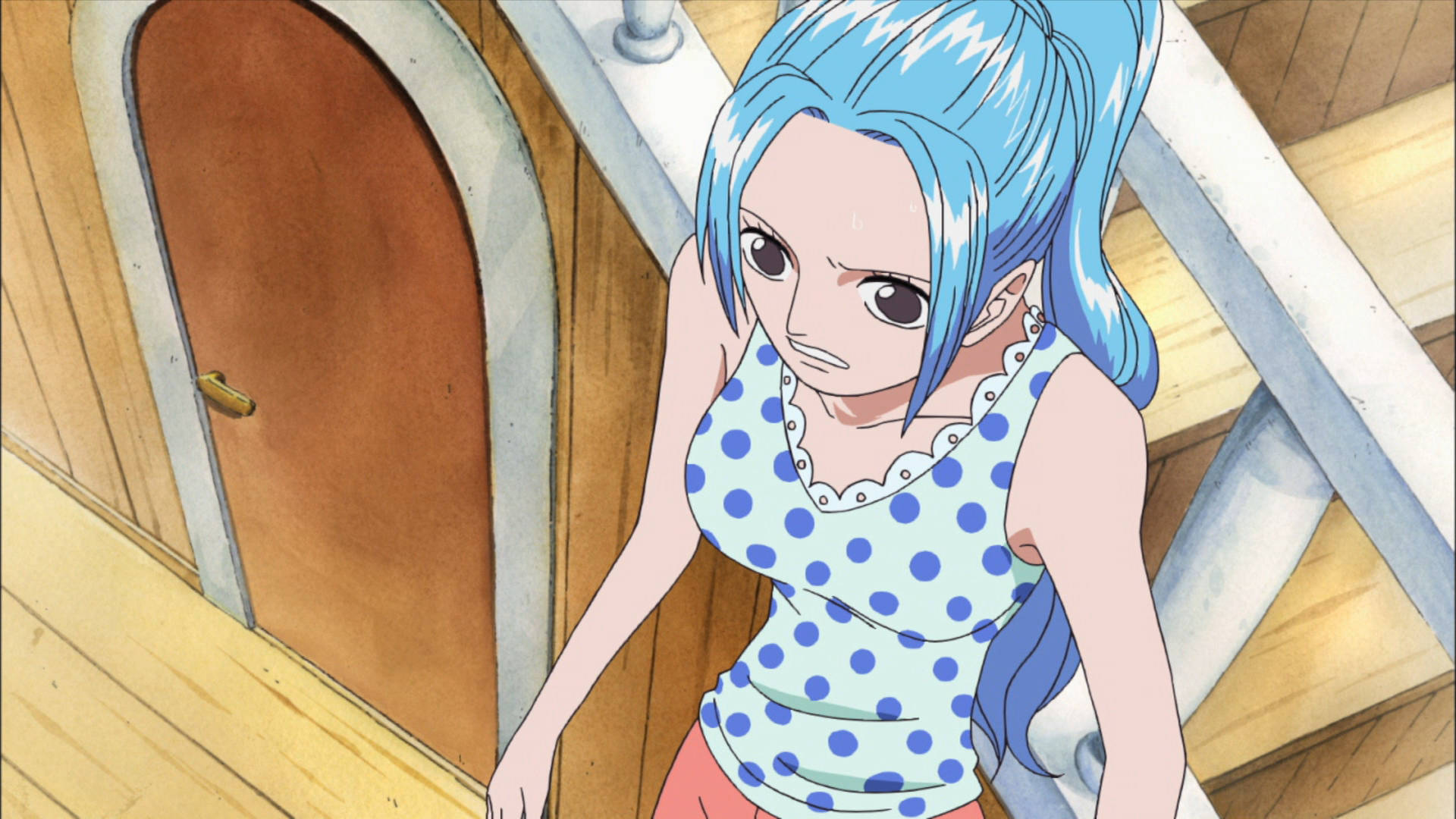 nefertari vivi 桌布 壁紙 — 一位藍髮動漫女孩穿著圓點上衣，站在木製船艙內，表情嚴肅。