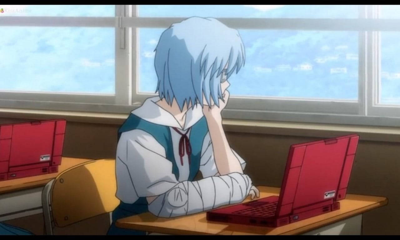 aesthetic sad anime girl 桌布 壁紙 — 一位藍髮動漫女孩穿著校服坐在書桌前，使用紅色筆記型電腦，凝視窗外明亮的藍天。