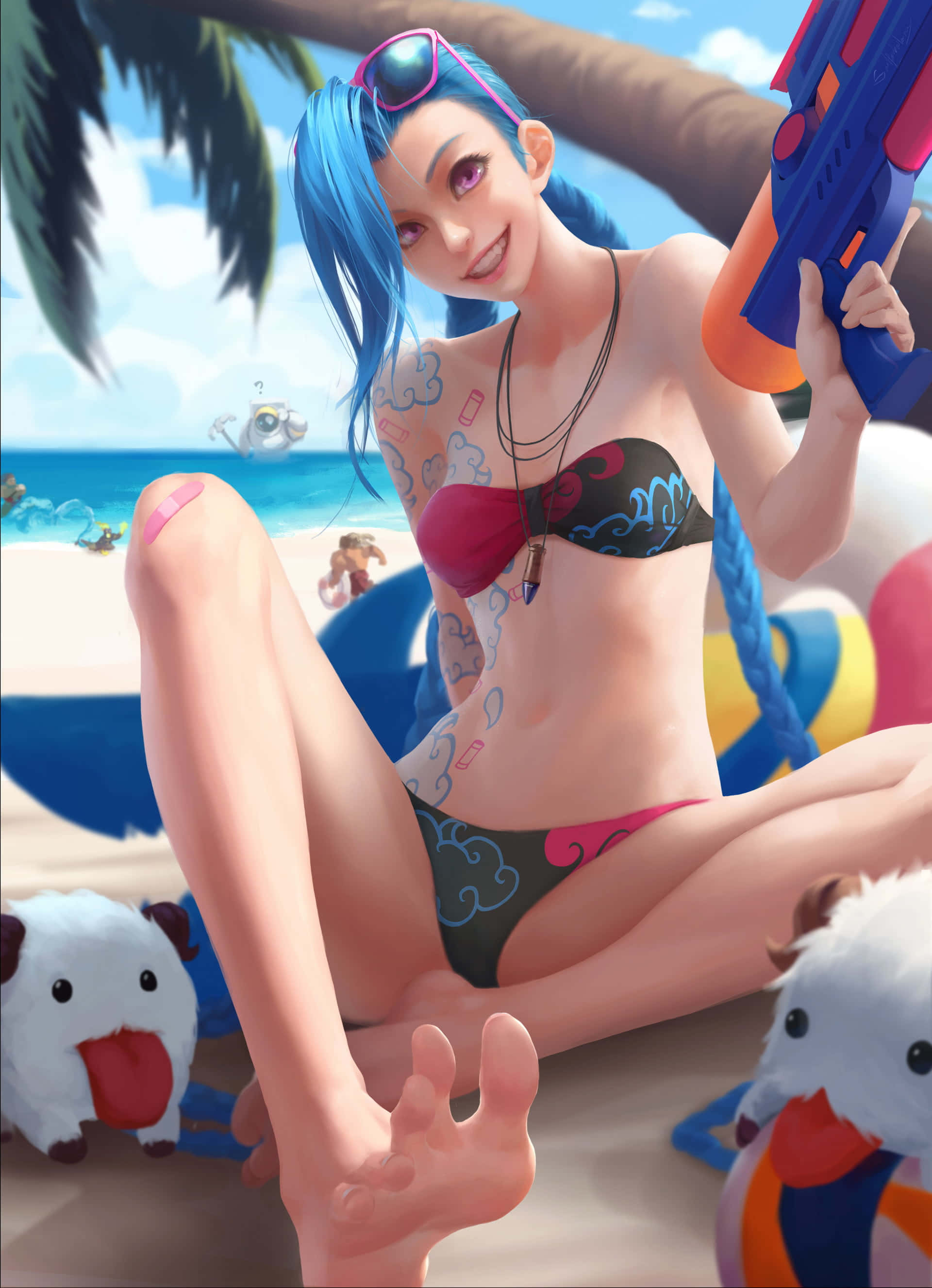 Beach Games 桌布 壁紙 — 一位藍髮動漫女孩穿著比基尼，在陽光明媚的海灘上拿著水槍，附近有棕櫚樹和毛絨玩具。