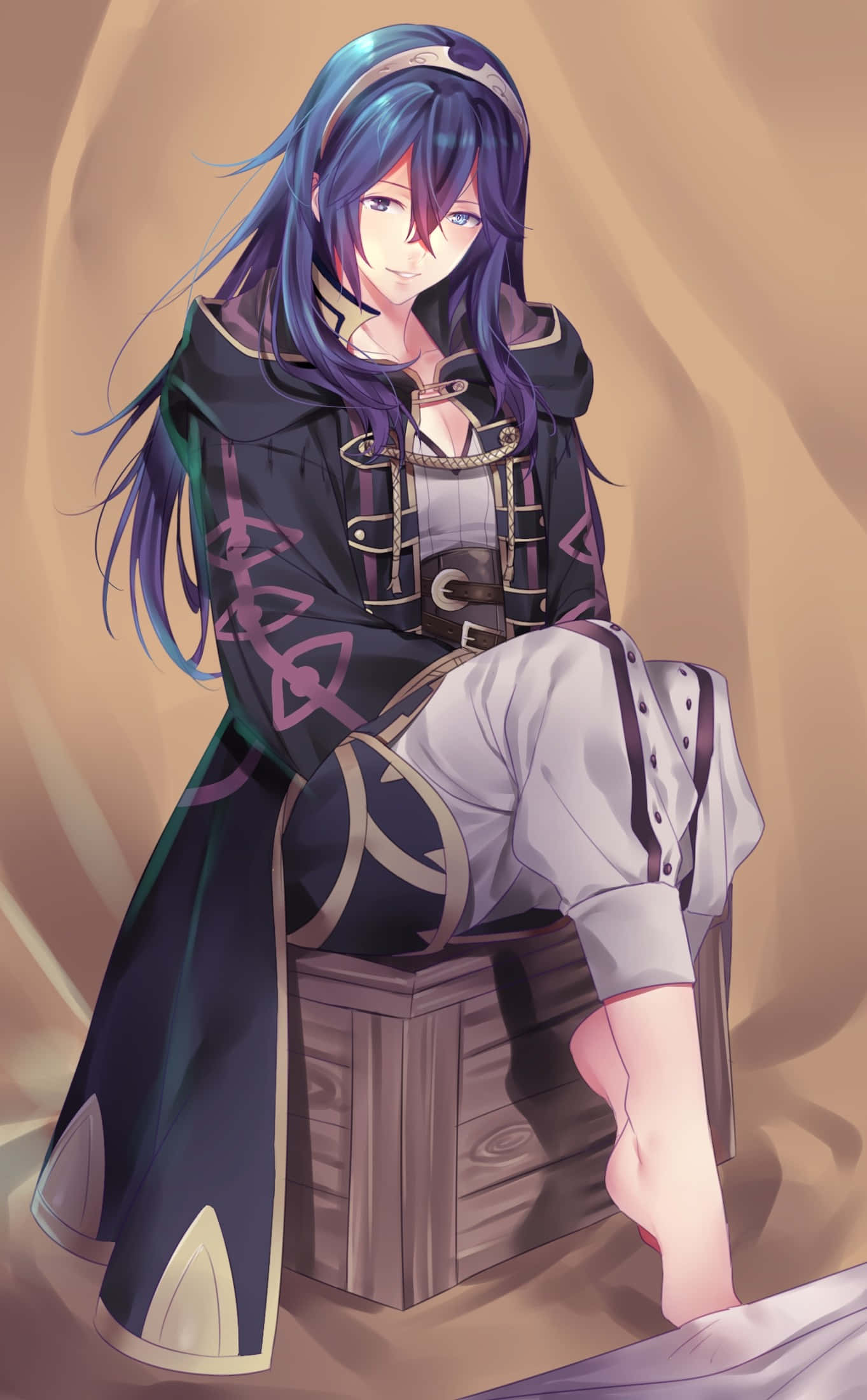 Lucina 桌布 壁紙 — 一位藍髮動漫女孩穿著深色外套，優雅地坐在木箱上，背景是溫暖的米色。