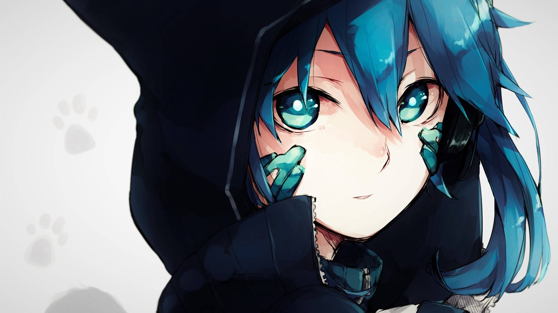 Hoodie 桌布 壁紙 — 一位藍髮動漫女孩穿著深色連帽斗篷，在帶有模糊爪印的淺色背景上，柔和地凝視著發光的青色眼睛。
