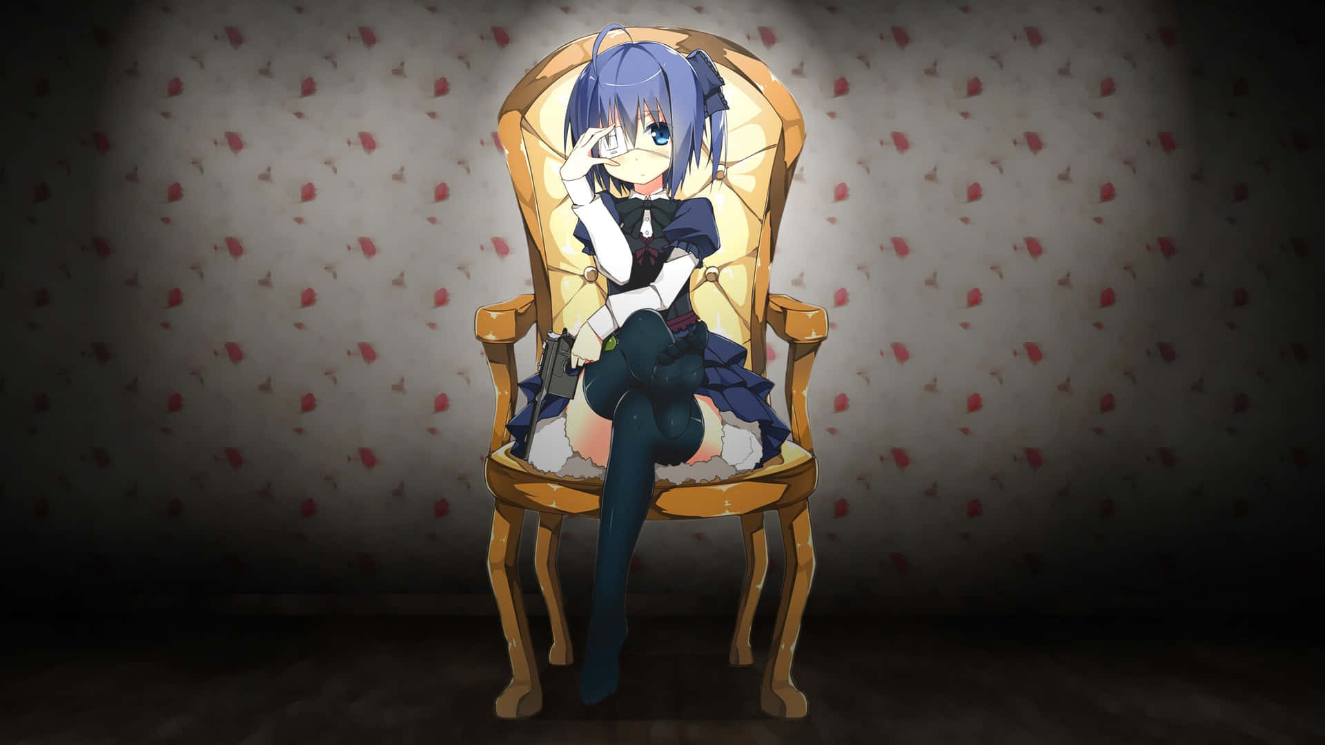 rikka takanashi 桌布 壁紙 — 一位藍髮動漫女孩穿著深色連衣裙，坐在金色椅子上，聚光燈下，背景是花卉壁紙牆。