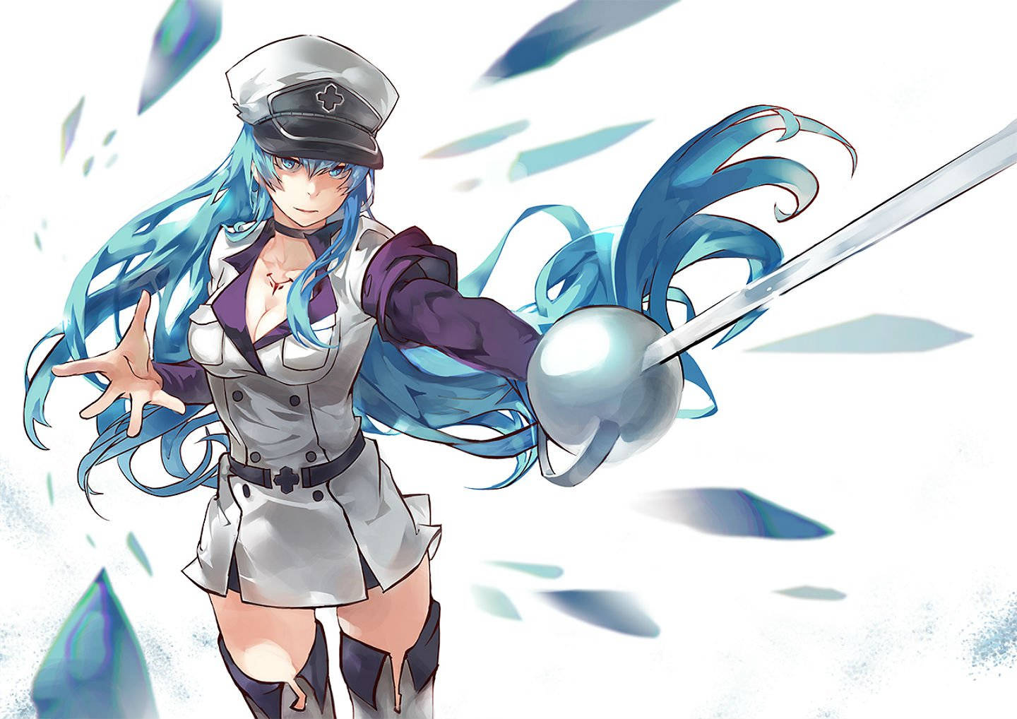 Esdeath 桌布 壁紙 — 一位藍髮動漫女孩穿著白色制服，在明亮的背景下，於漂浮的冰碎片中揮舞著劍。