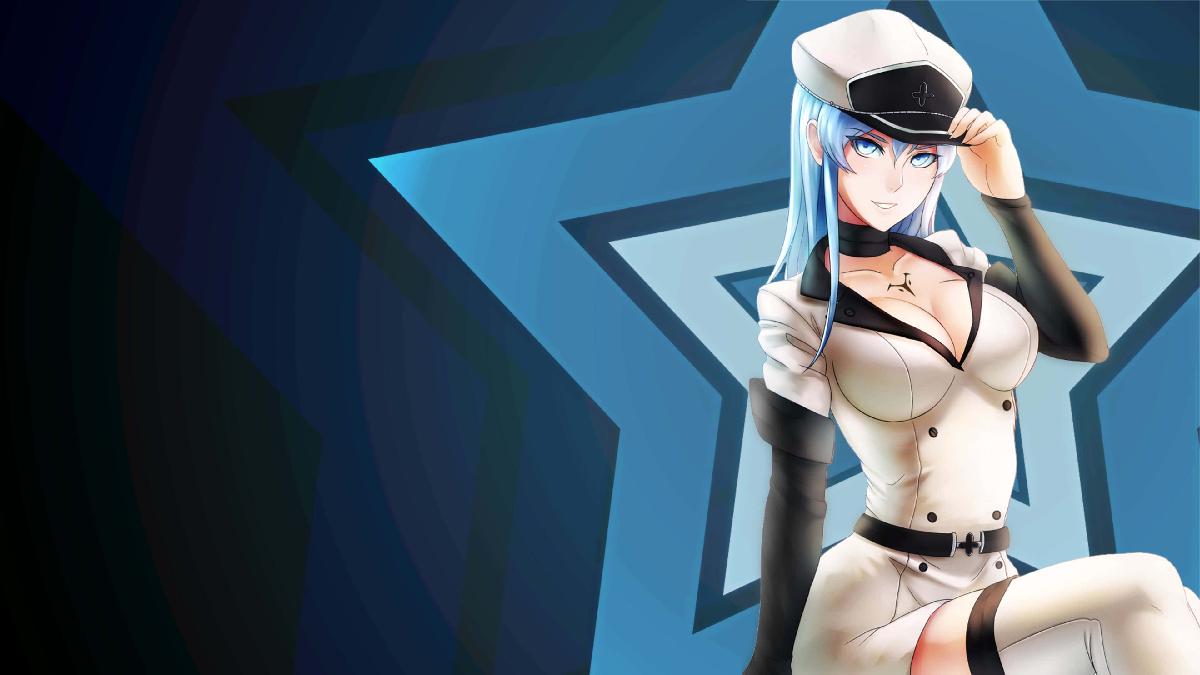 Akame Ga Kill 4K 桌布 壁紙 — 一位藍髮動漫女孩穿著白色水手服，在風格化的藍色星星背景前自信地擺姿勢。