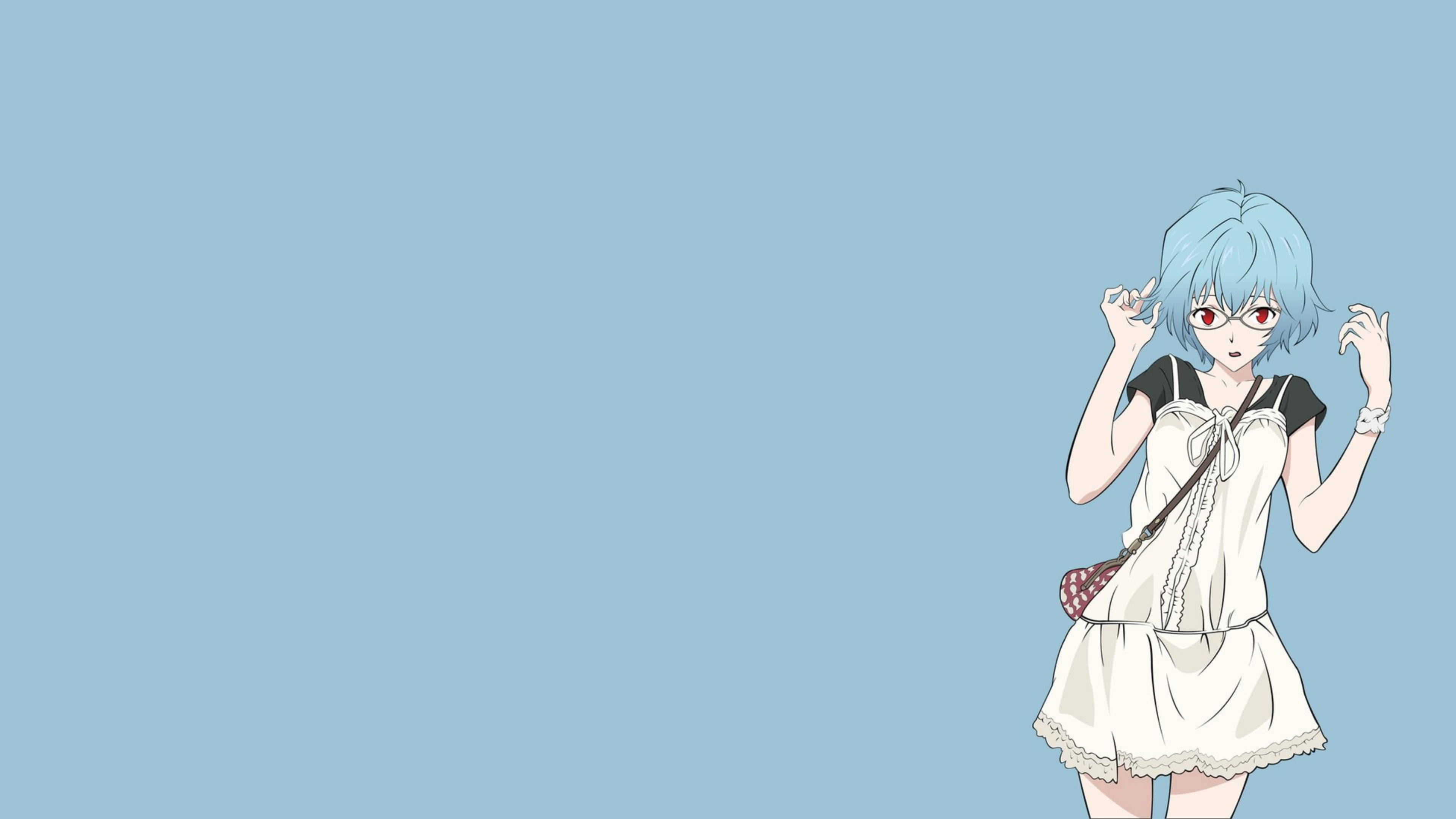 rei ayanami 桌布 壁紙 — 一位藍髮動漫女孩穿著白色連衣裙，站在純淺藍色背景前，表情驚訝。