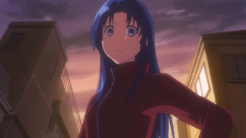 Nanako Kashii 桌布 壁紙 — 一位藍髮動漫女孩穿著紅色外套，站在日落時分狹窄的城市小巷中，溫暖的窗戶閃爍著光芒。