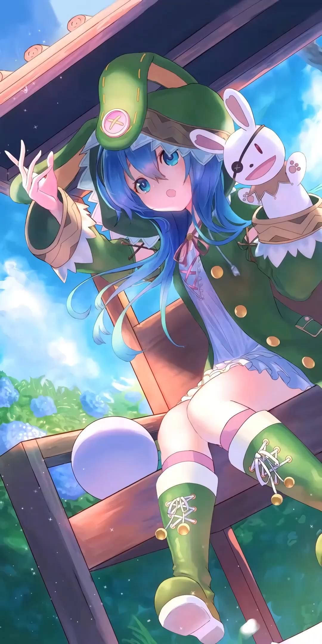 yoshino himekawa 桌布 壁紙 — 一位藍髮動漫女孩穿著綠色衣服，在明亮的藍天下，開心地坐在木結構上，抱著一隻兔子絨毛玩具。