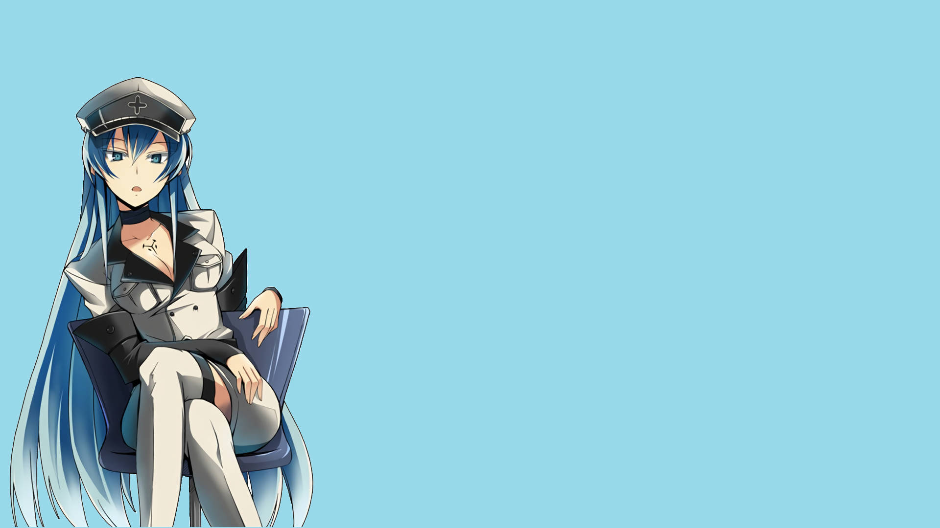 Esdeath 桌布 壁紙 — 一位藍髮動漫女孩穿著護士服，靜靜地坐在一張椅子上，背景是純淺藍色。