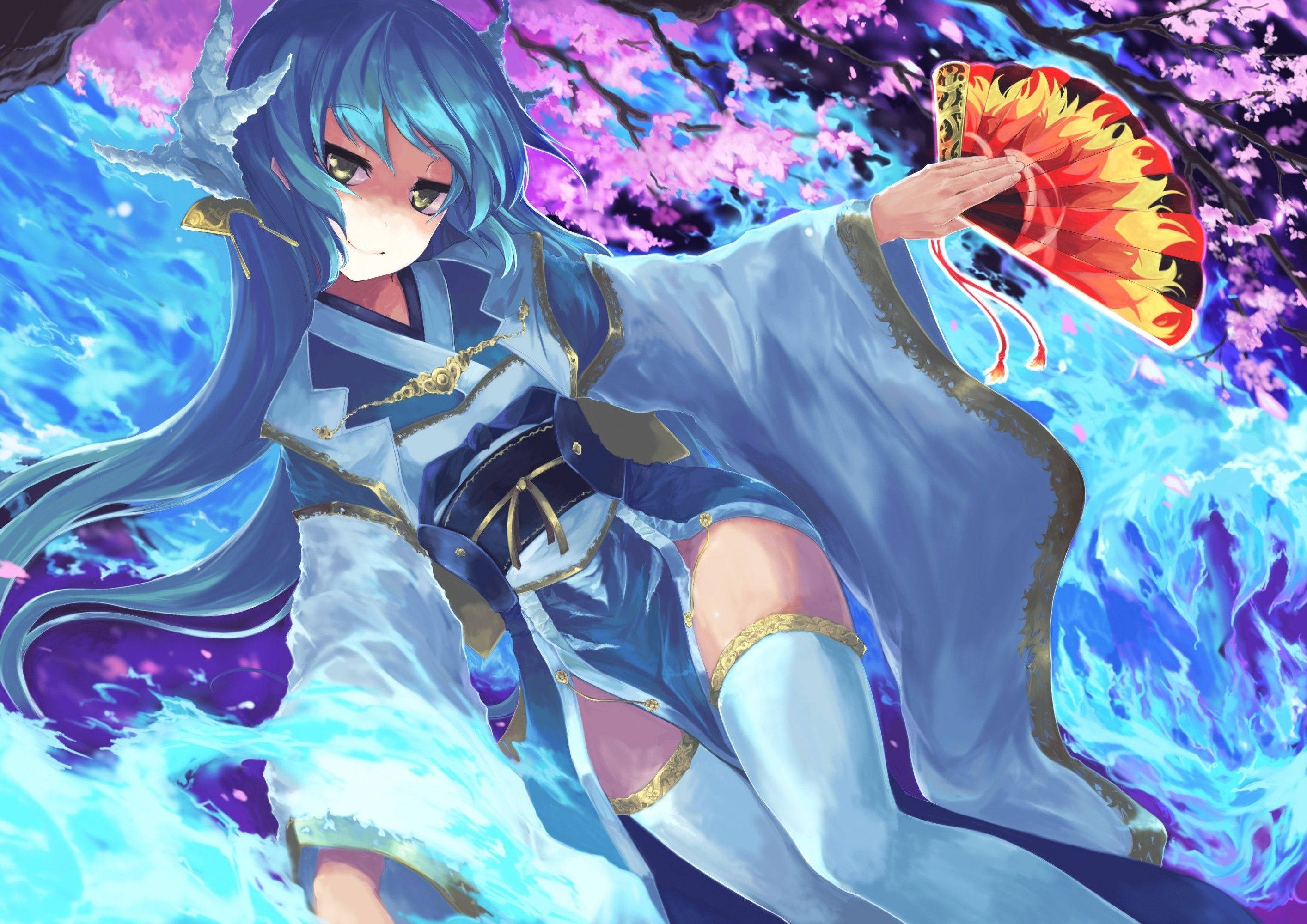 Fate/Grand Order 桌布 壁紙 — 一位藍髮動漫女孩穿著飄逸的藍色和服，在旋轉的藍色能量和粉紅櫻花中手持火焰扇。